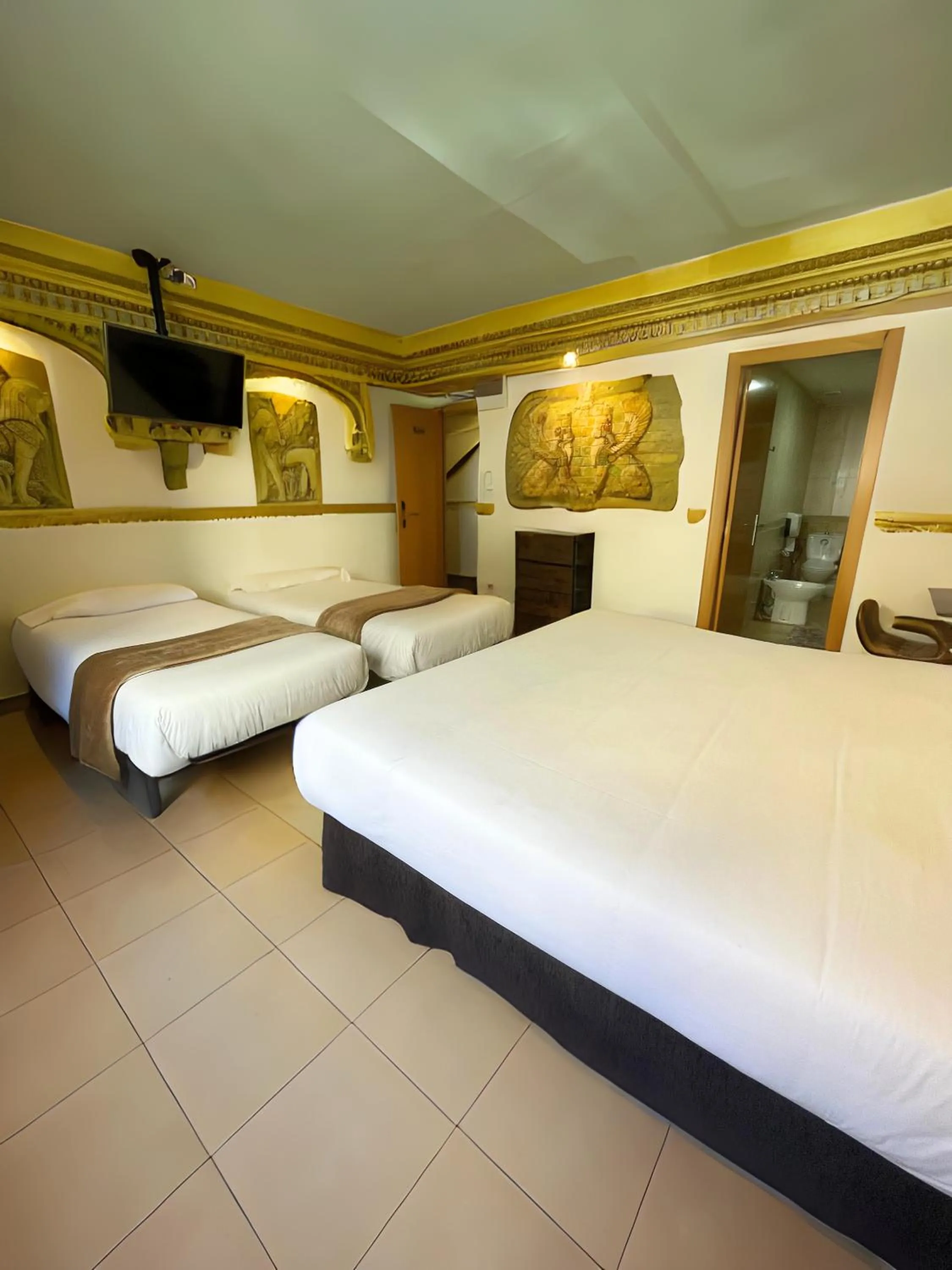 Photo of the whole room, Bed in Casual Civilizaciones Valencia