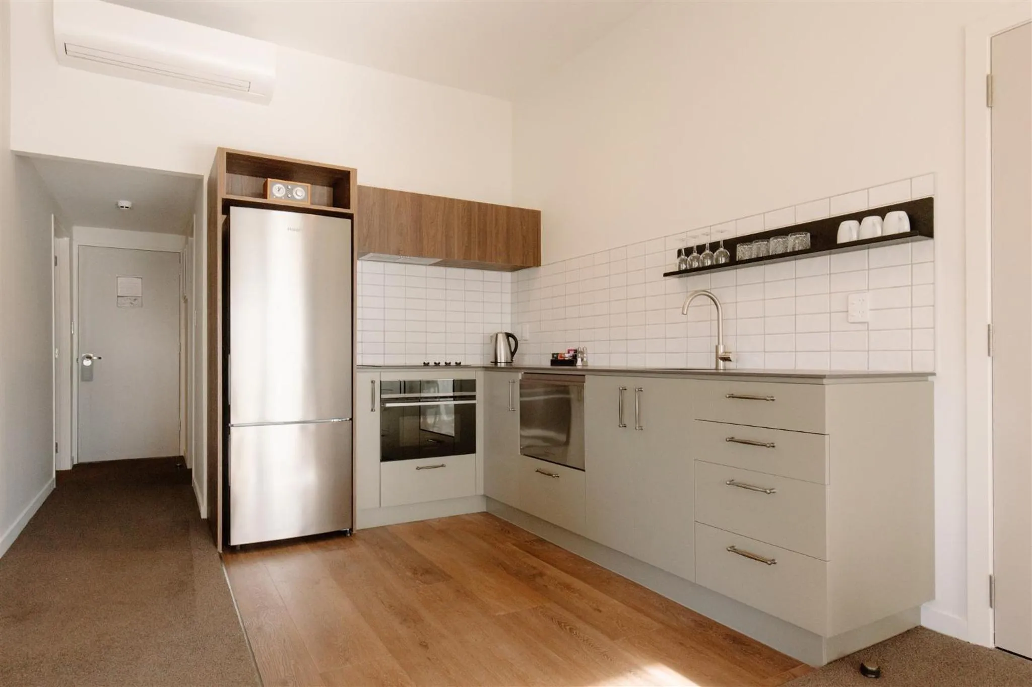 Kitchen or kitchenette in Edgewater Hotel