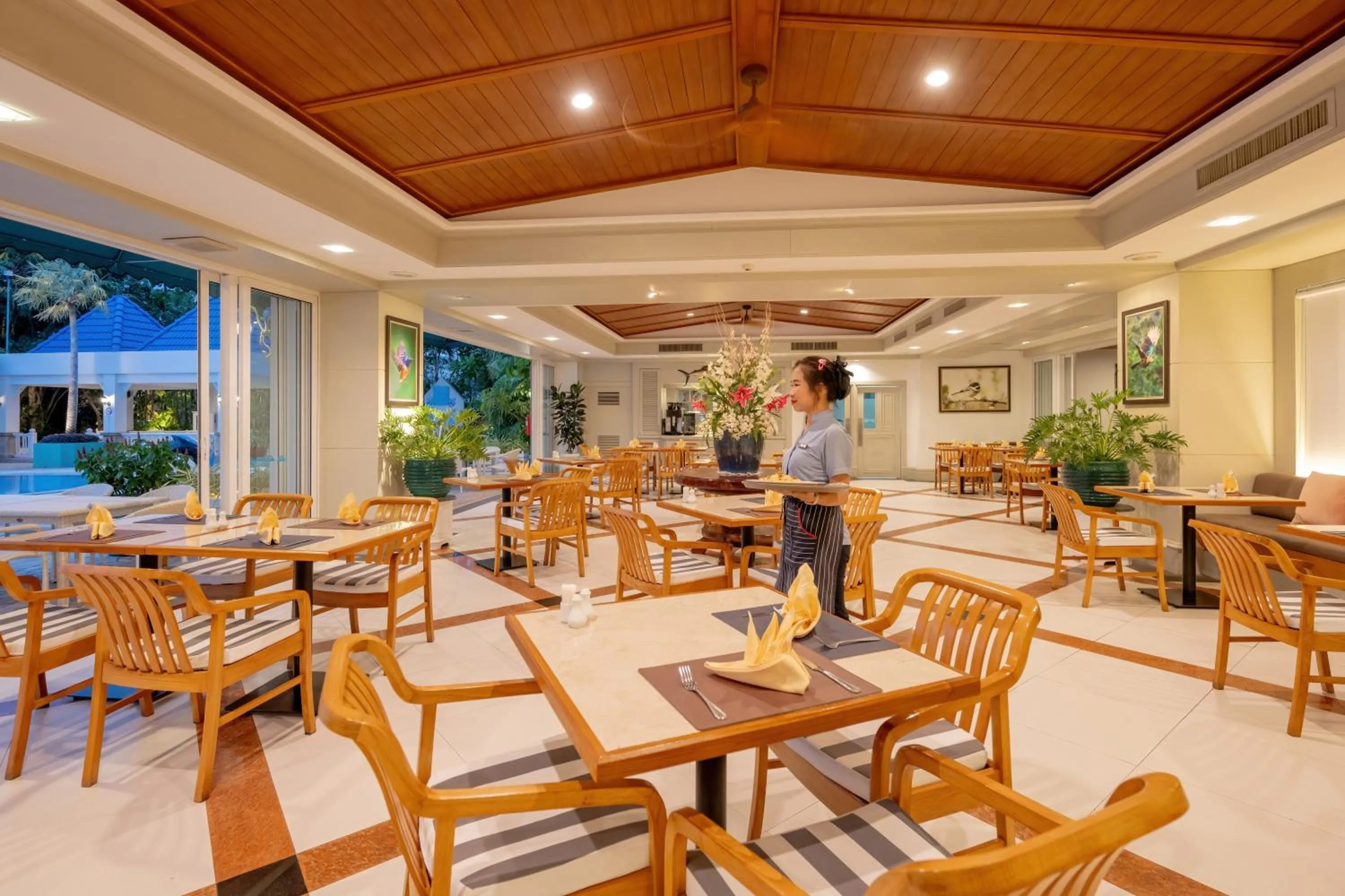 Restaurant/places to eat in Andaman Beach Suites Hotel, Patong Phuket