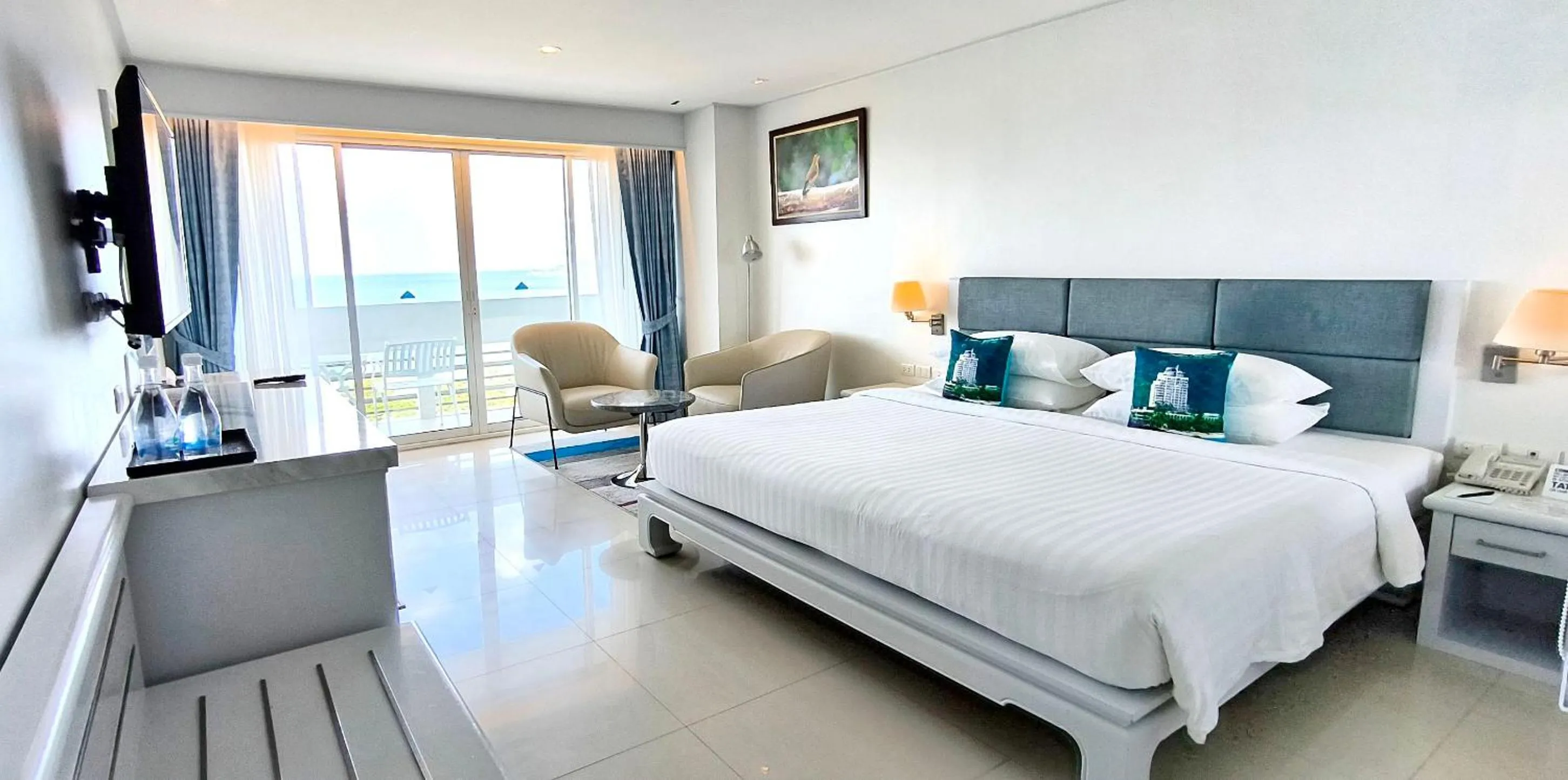 Bedroom, Bed in Andaman Beach Suites Hotel, Patong Phuket