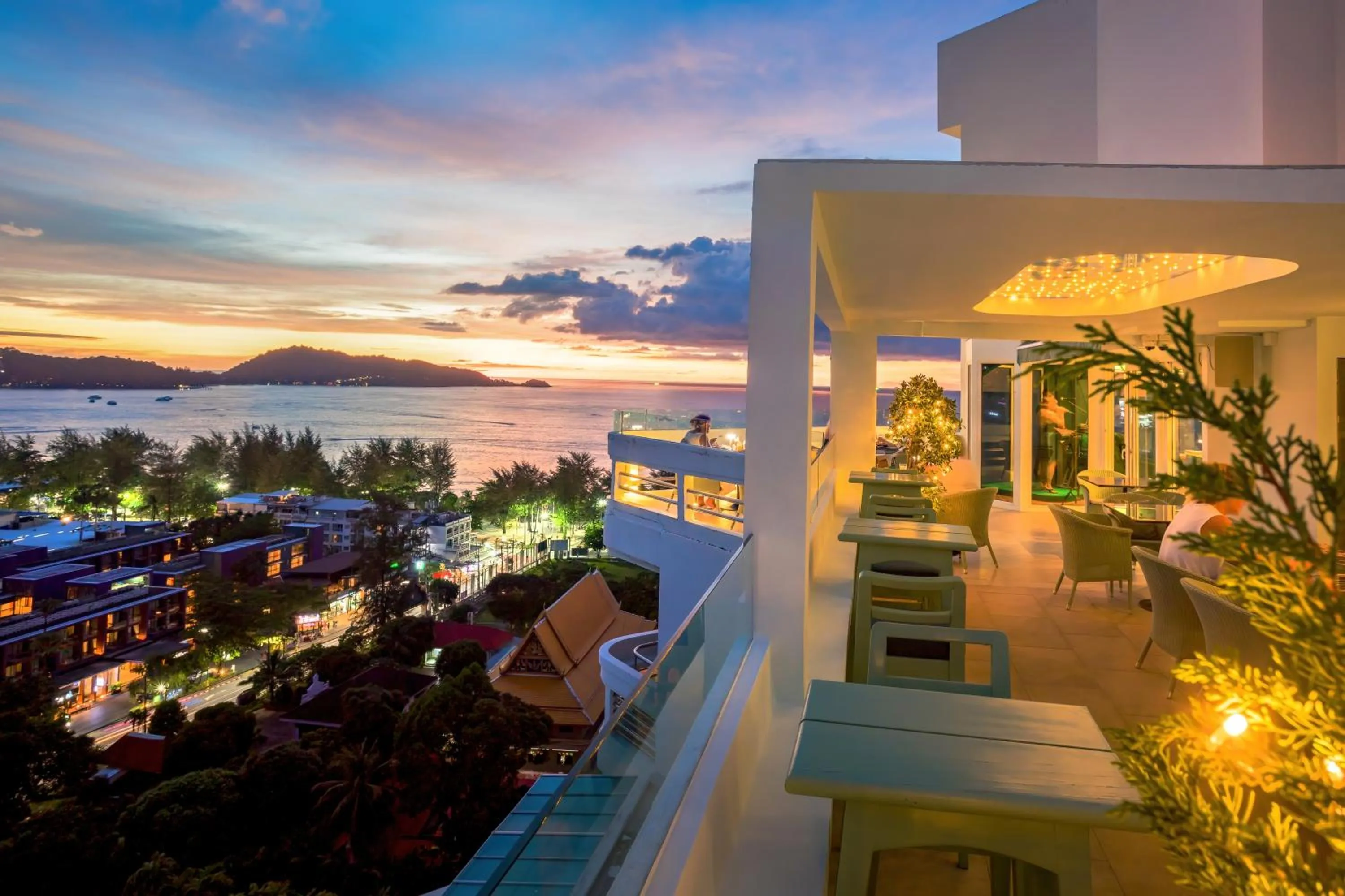 Lounge or bar in Andaman Beach Suites Hotel, Patong Phuket