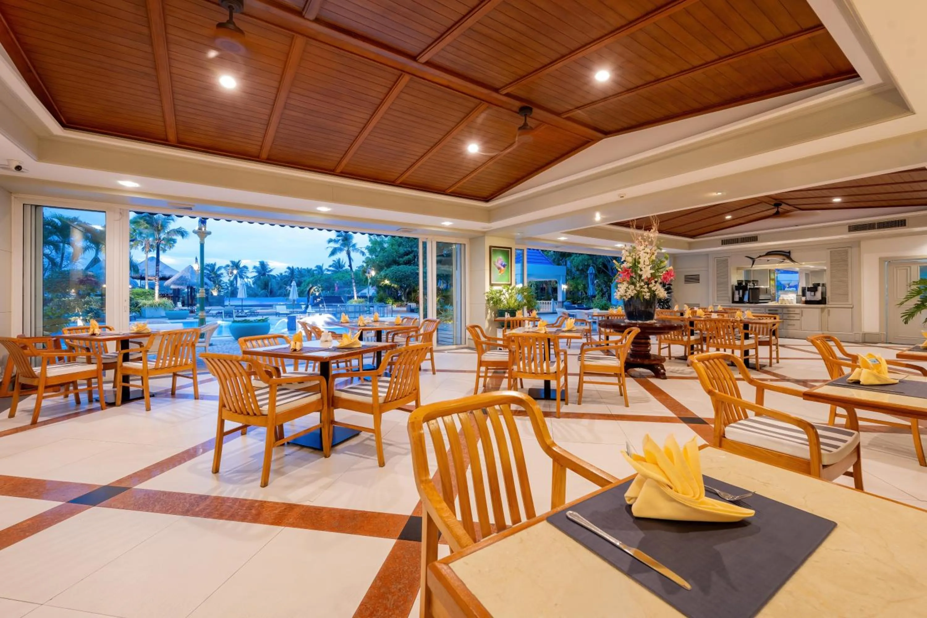 Restaurant/places to eat in Andaman Beach Suites Hotel, Patong Phuket