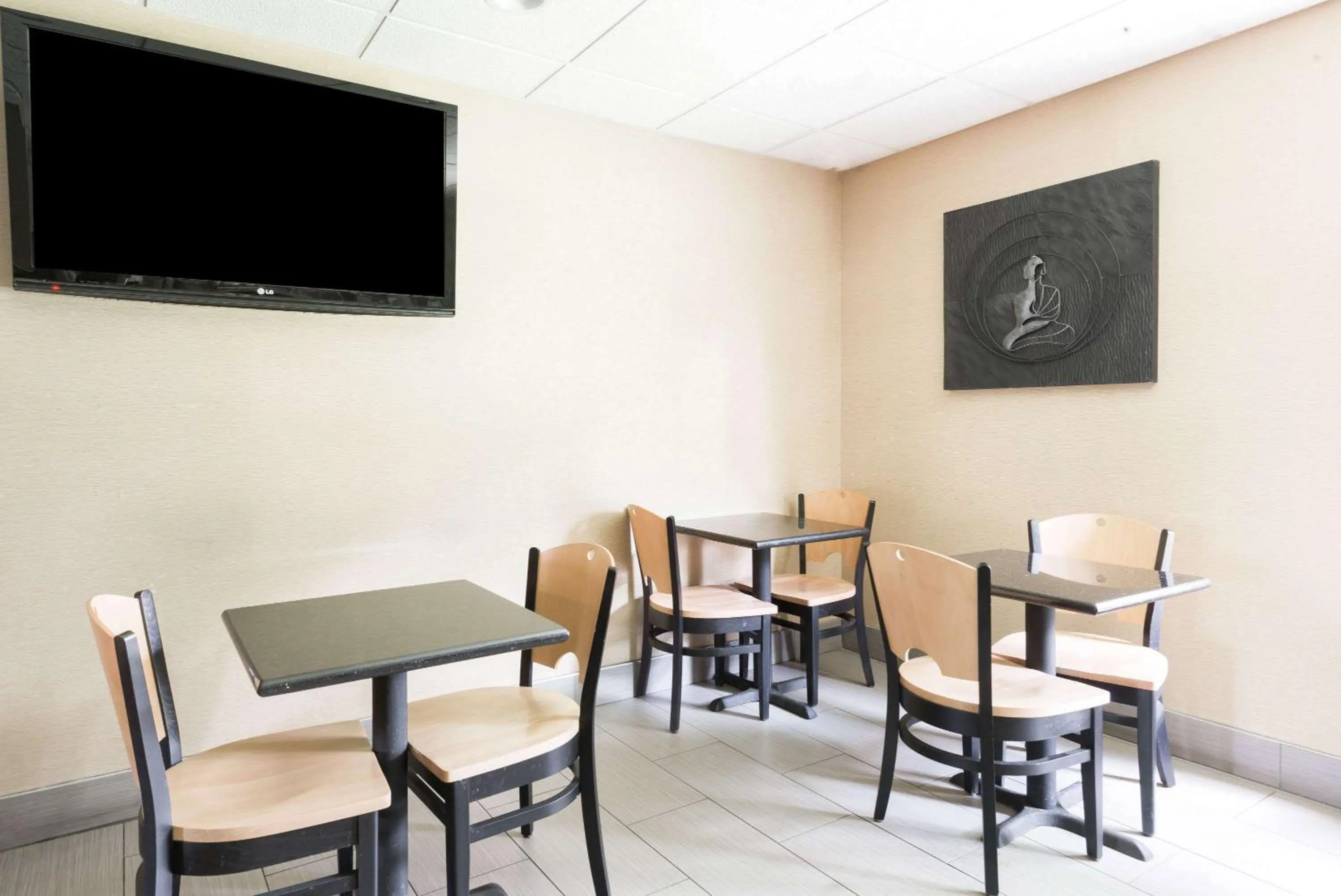 Restaurant/places to eat in Super 8 by Wyndham Mars/Cranberry/Pittsburgh Area