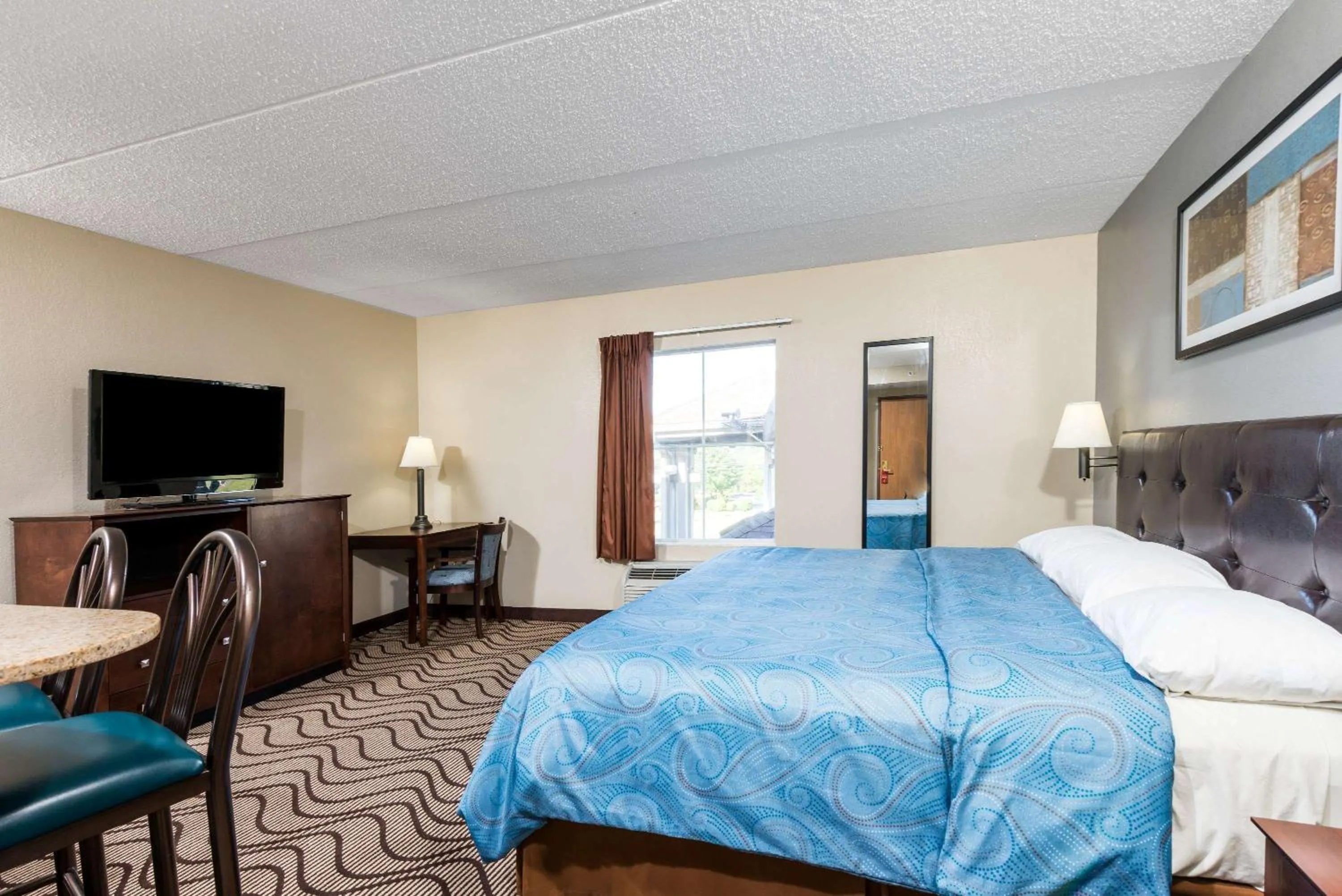 On site, Bed in Super 8 by Wyndham Mars/Cranberry/Pittsburgh Area