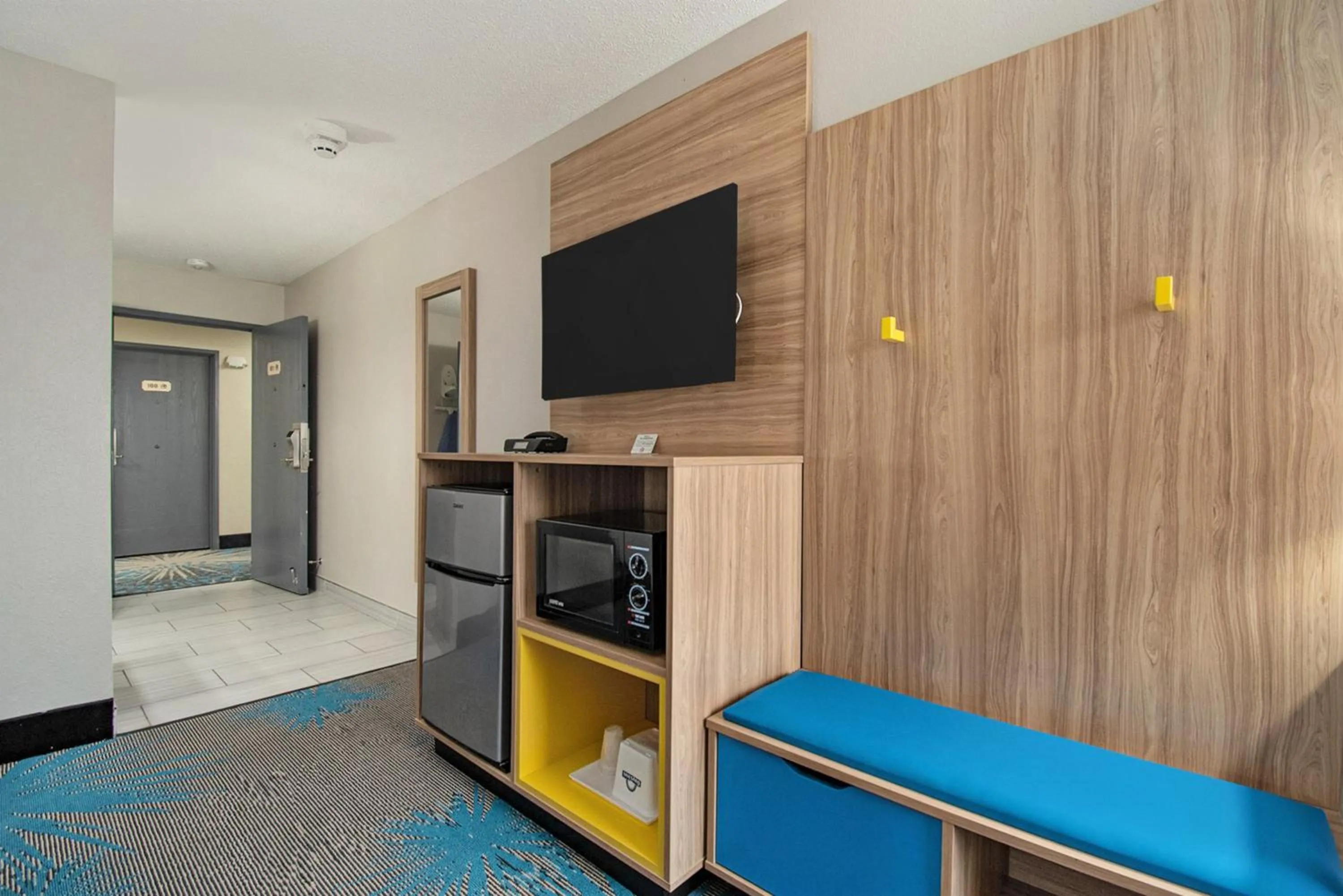 microwave, Bed in Days Inn & Suites by Wyndham Mt Pleasant