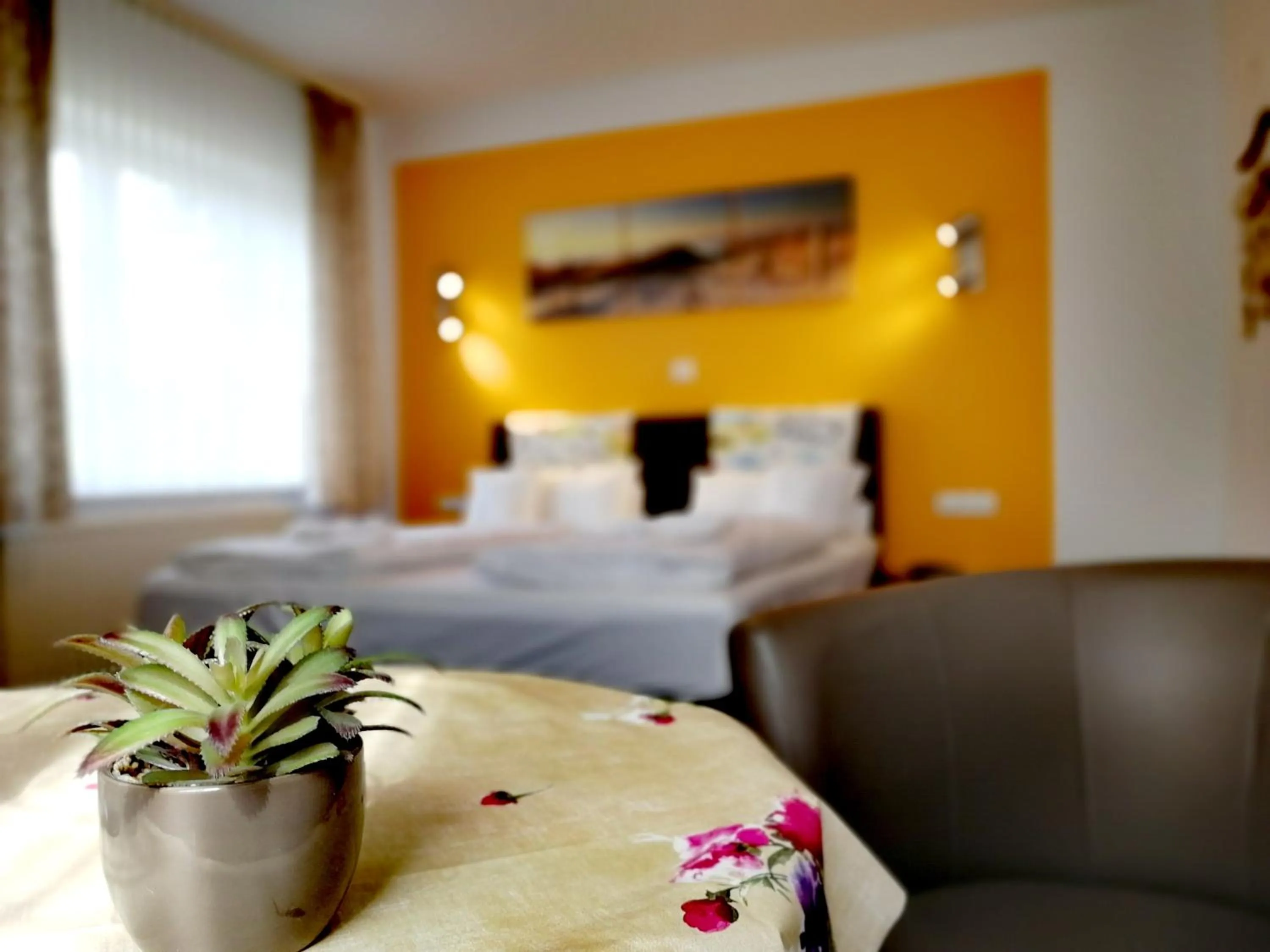 Garden view, Bed in Hotel & Gasthaus Zum Domkreuger