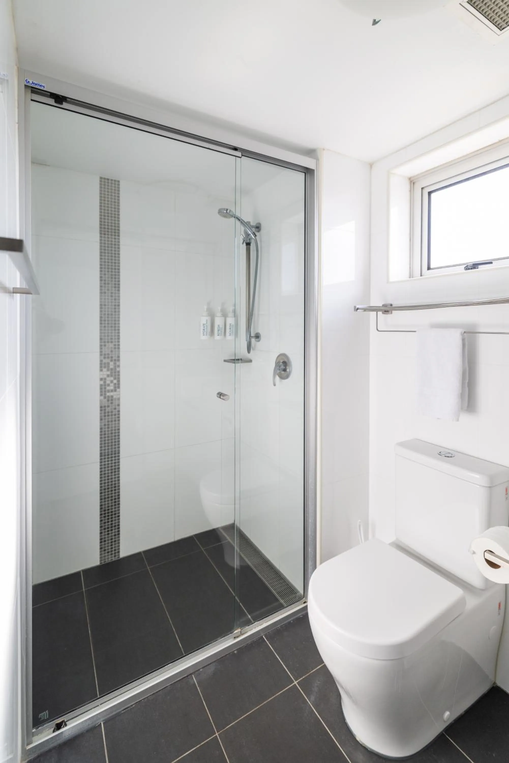 Shower in Oaks Townsville Hotel