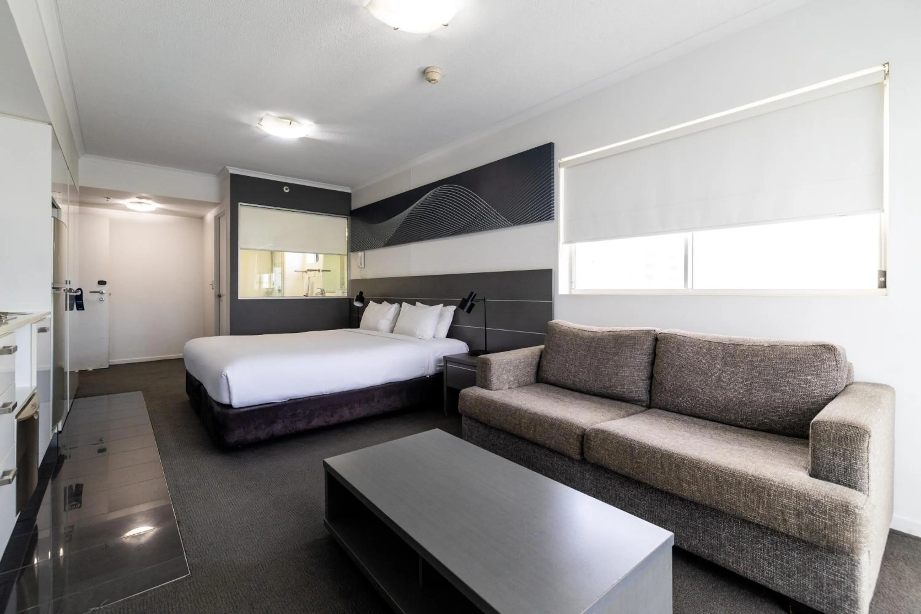 Photo of the whole room, Bed in Oaks Townsville Hotel