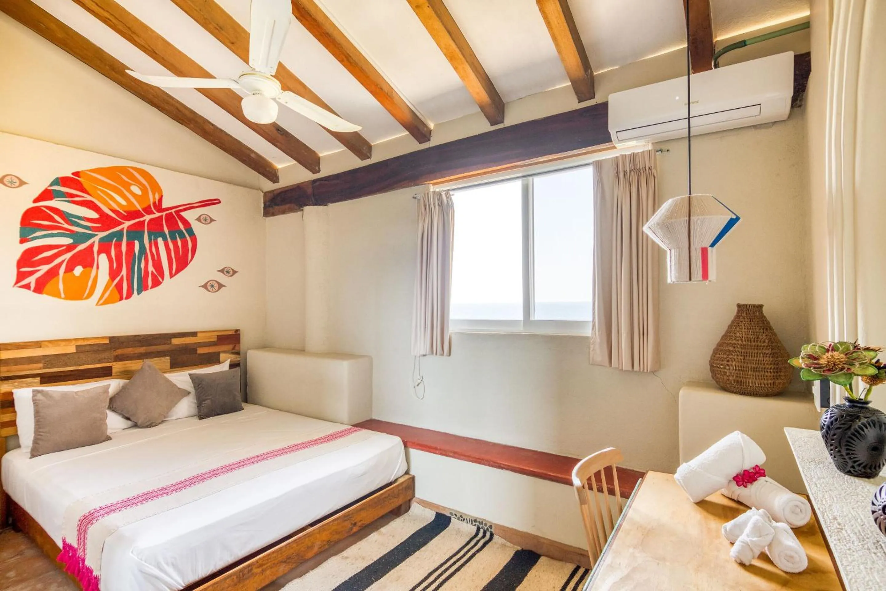 Photo of the whole room, Bed in Nílu Puerto Escondido by Selina