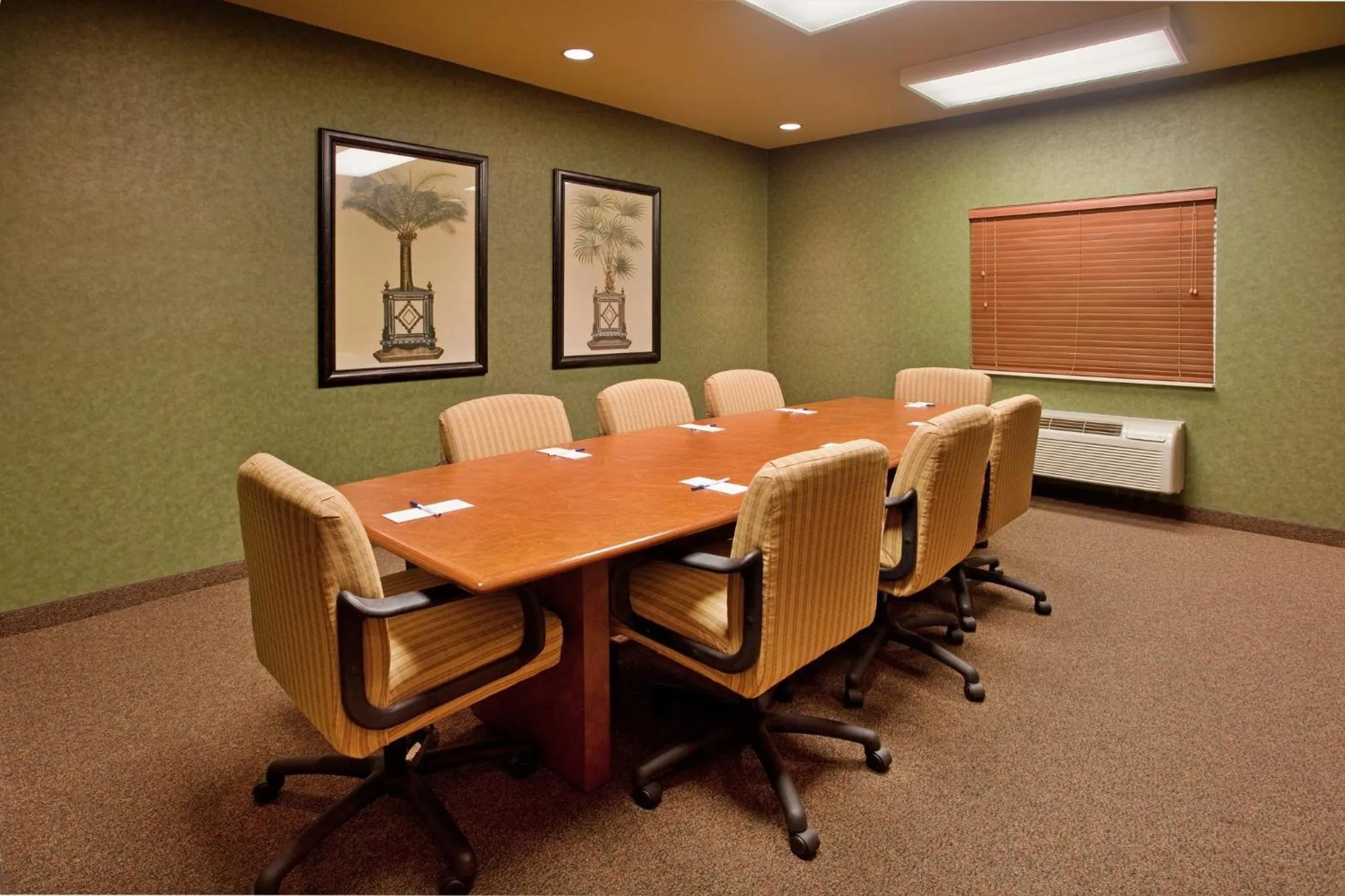 Meeting/conference room in Candlewood Suites St. Robert by IHG