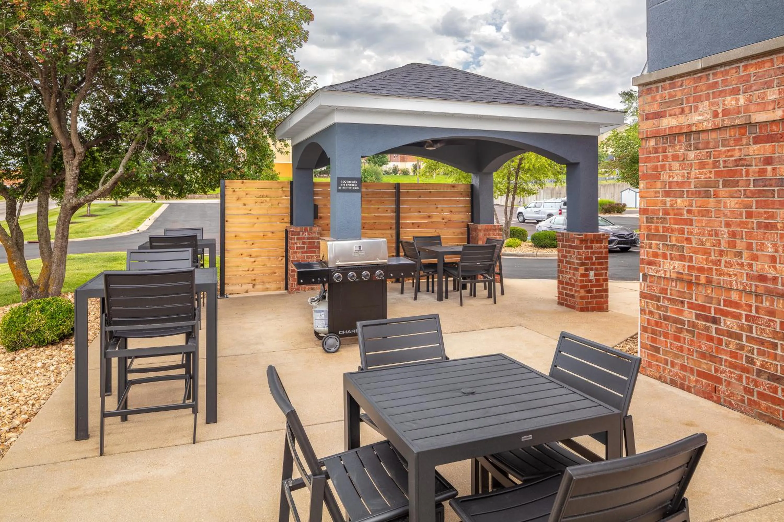 Patio in Candlewood Suites St. Robert by IHG