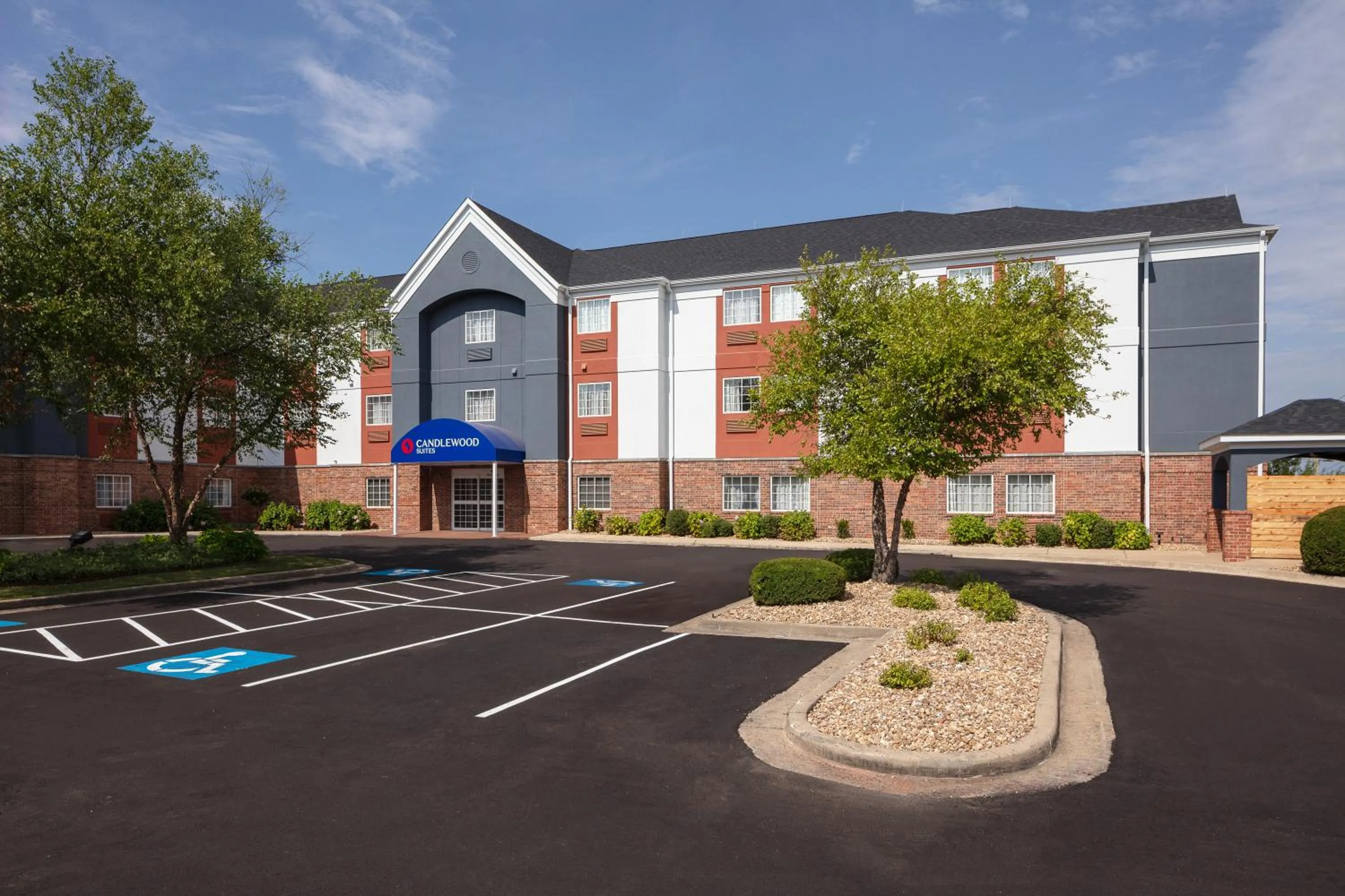 Property building in Candlewood Suites St. Robert by IHG