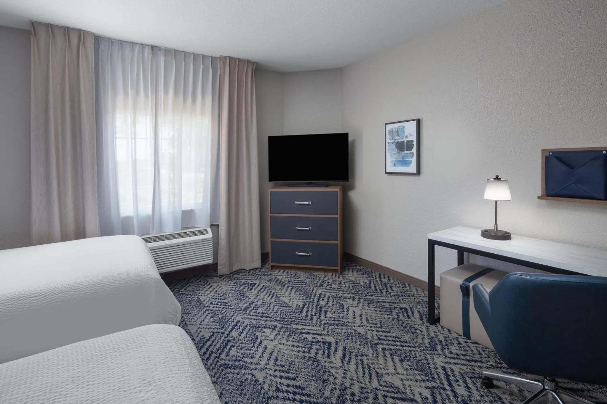 Photo of the whole room, Bed in Candlewood Suites St. Robert by IHG