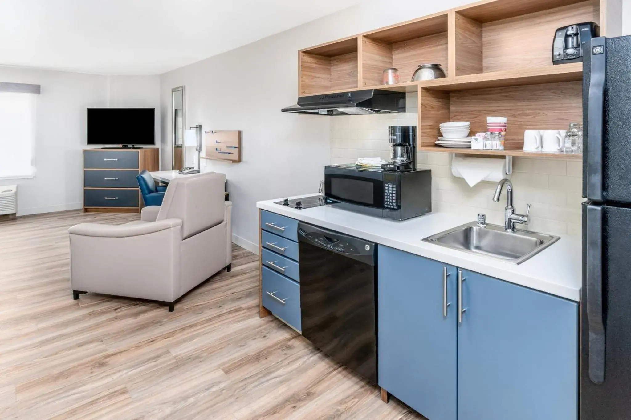 Deluxe Queen Studio with Roll in Shower - Disability Access in Candlewood Suites Denver Northeast - Brighton by IHG Deluxe Queen Studio with Roll in Shower - Disability Access in Candlewood Suites Denver Northeast - Brighton by IHG