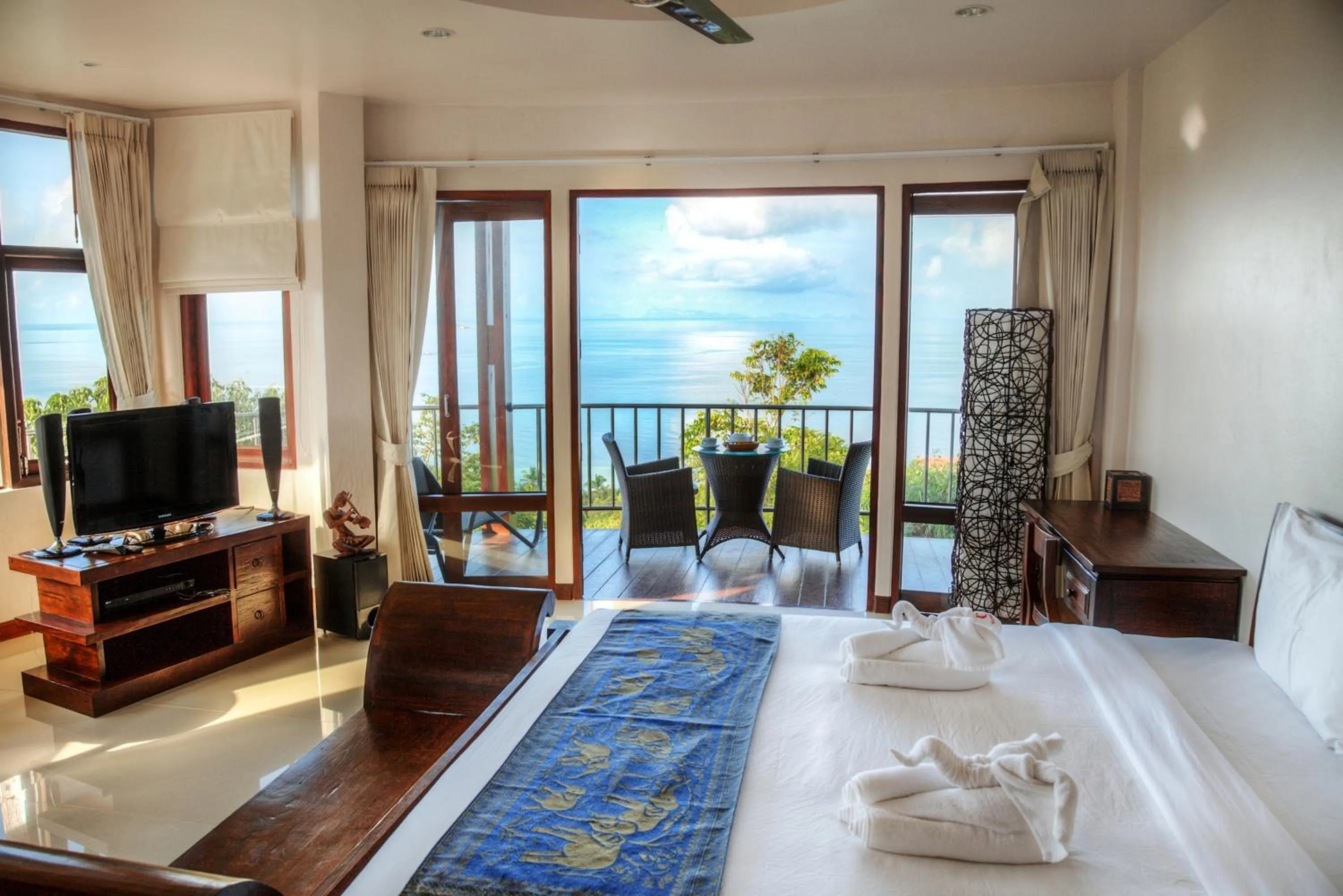 Bed in Sunset Hill Boutique Resort Koh Phangan