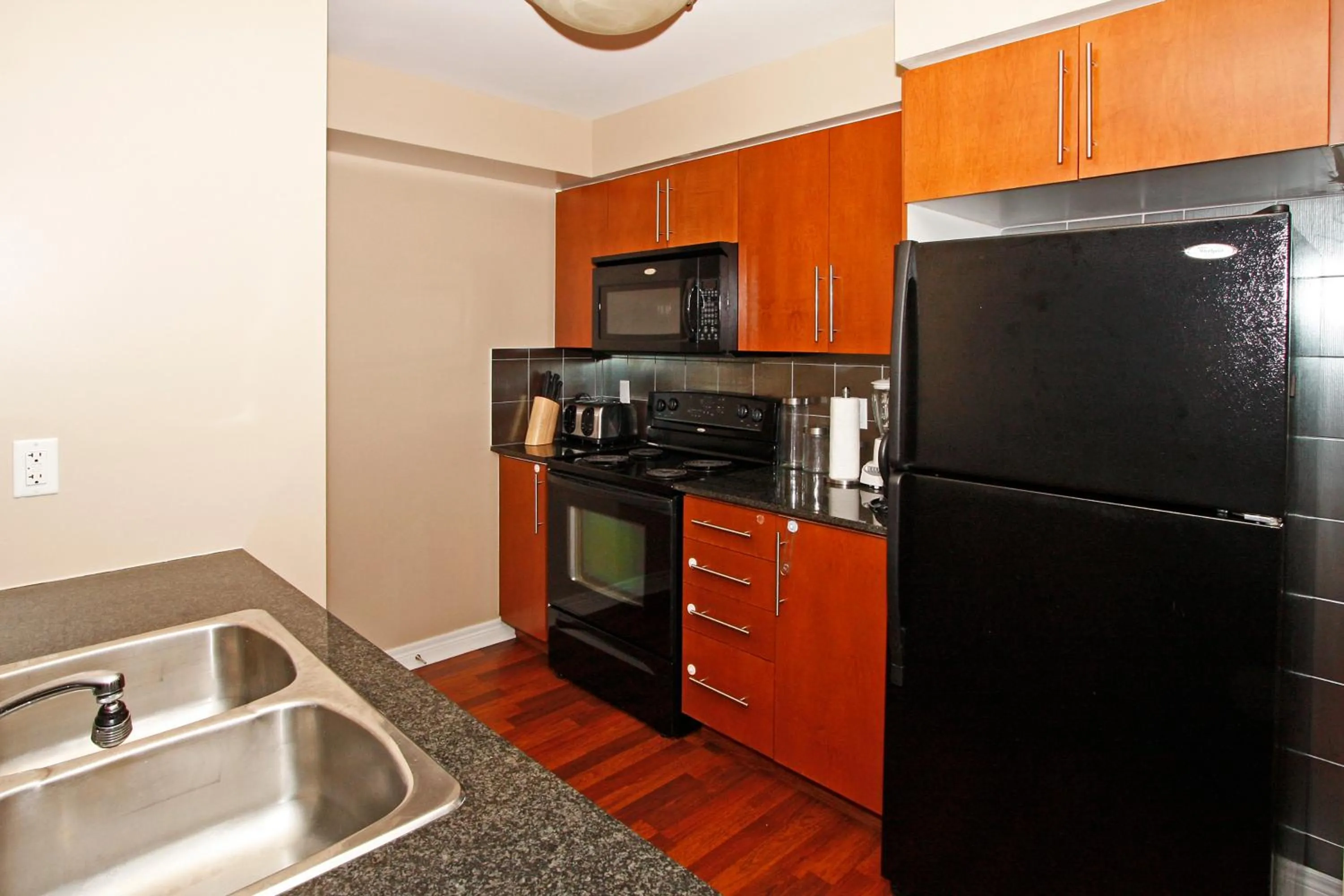 Kitchen or kitchenette in Platinum Suites Furnished Executive Suites
