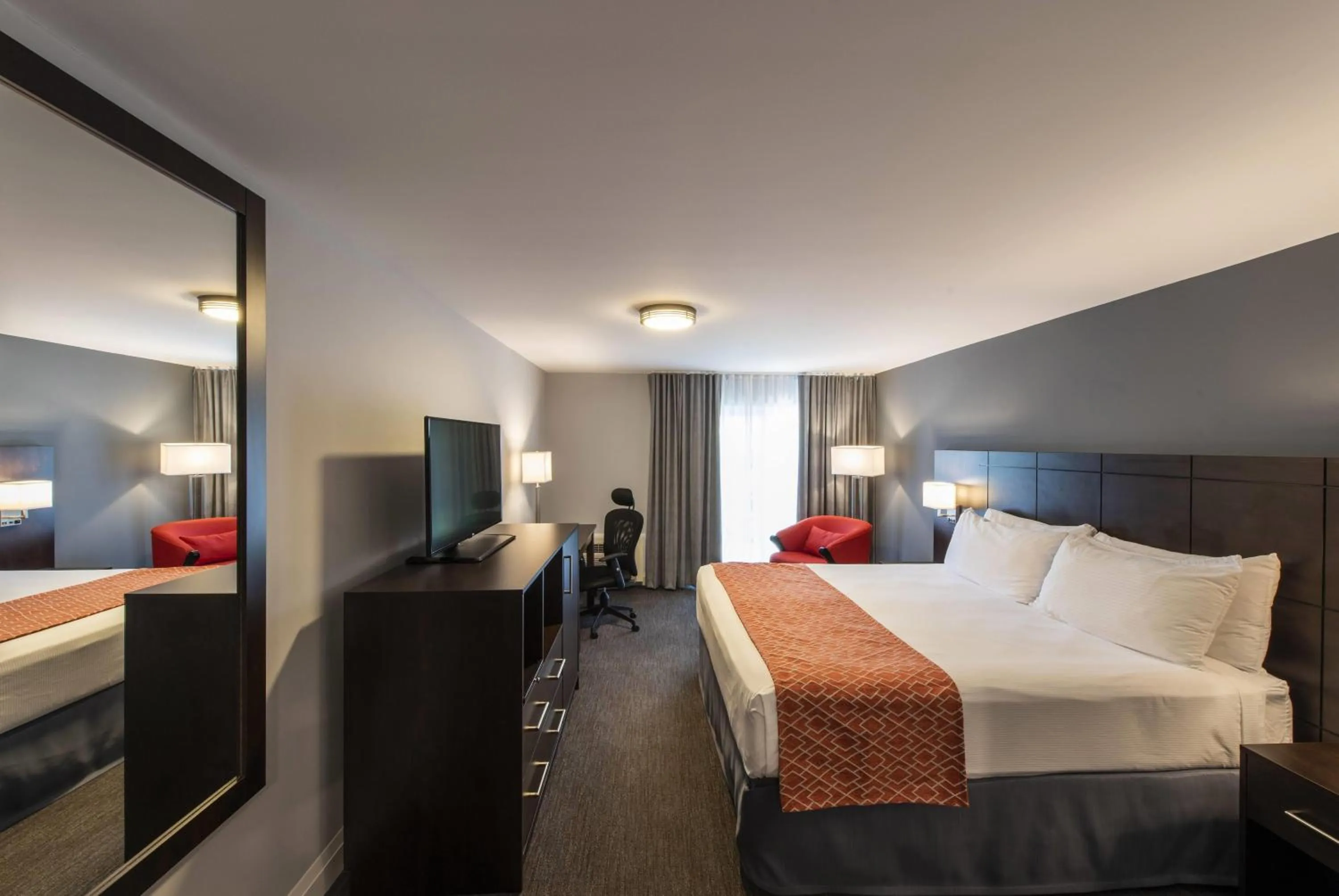 Photo of the whole room, Bed in Georgian Bay Hotel Trademark Collection by Wyndham