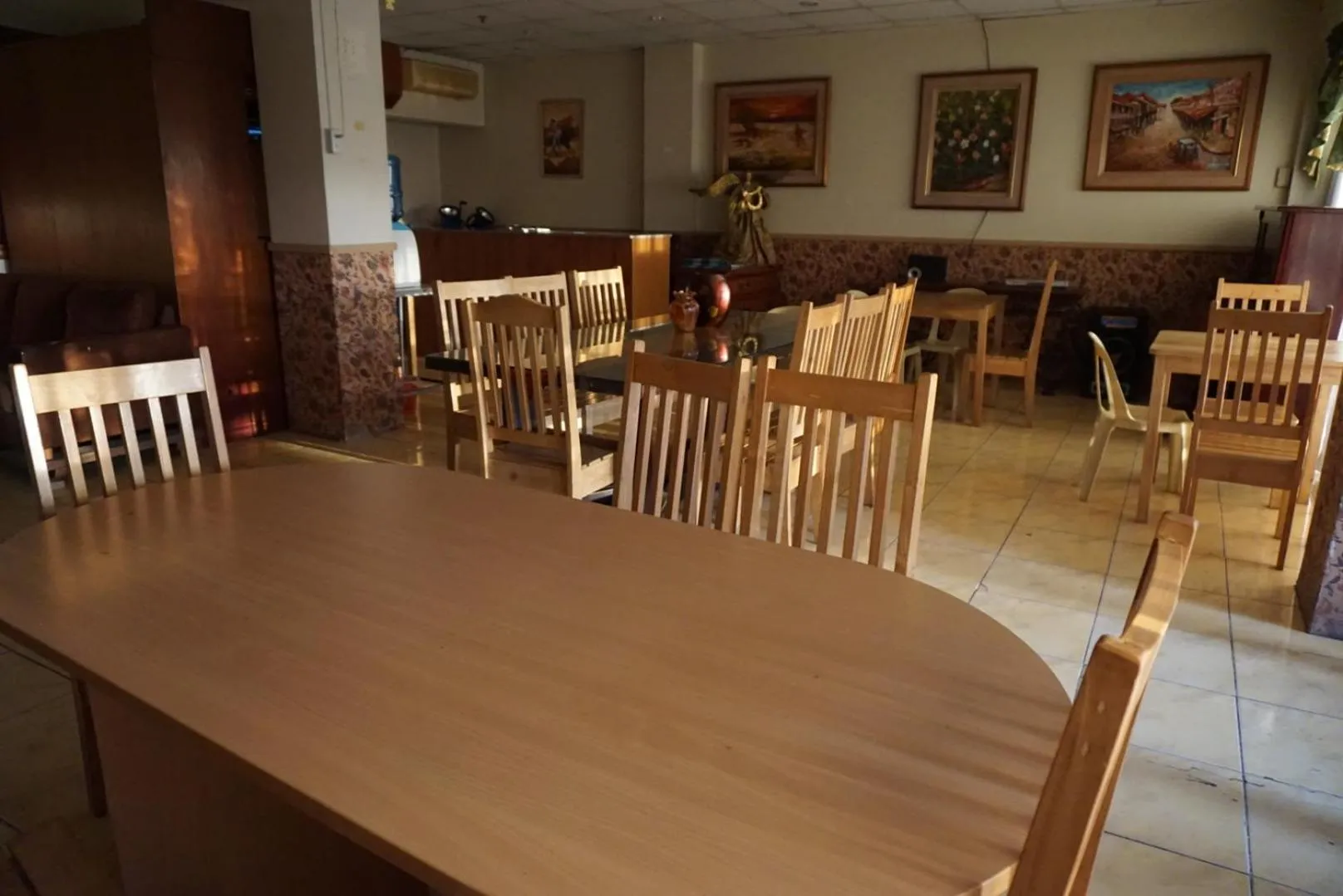 Restaurant/places to eat in Lylie Hotel