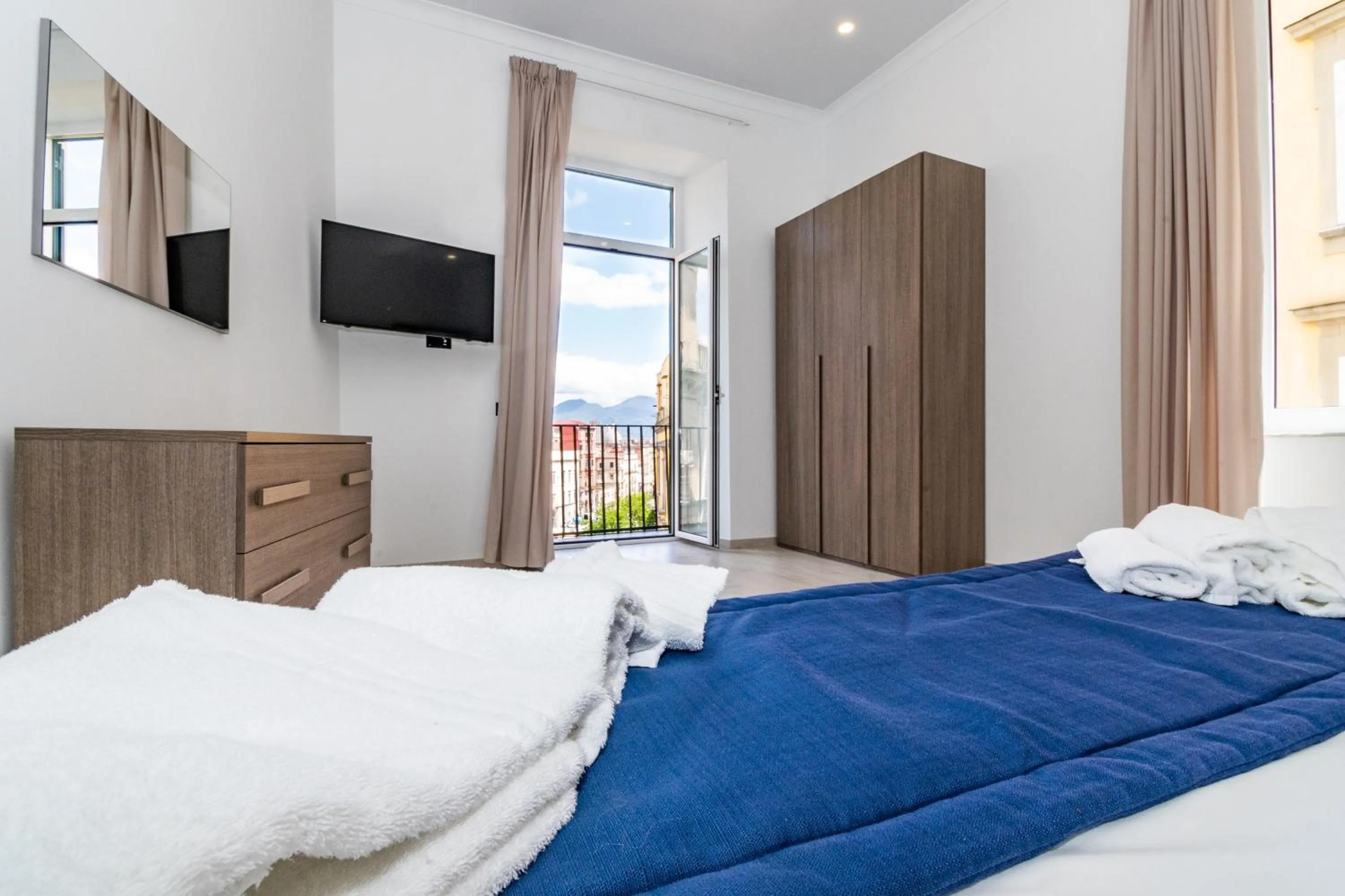 Mountain view, Bed in Palazzo Settembrini 49