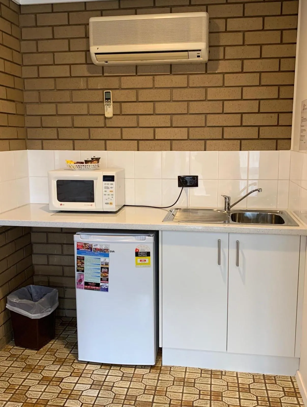 Kitchen or kitchenette in Albury City Motel