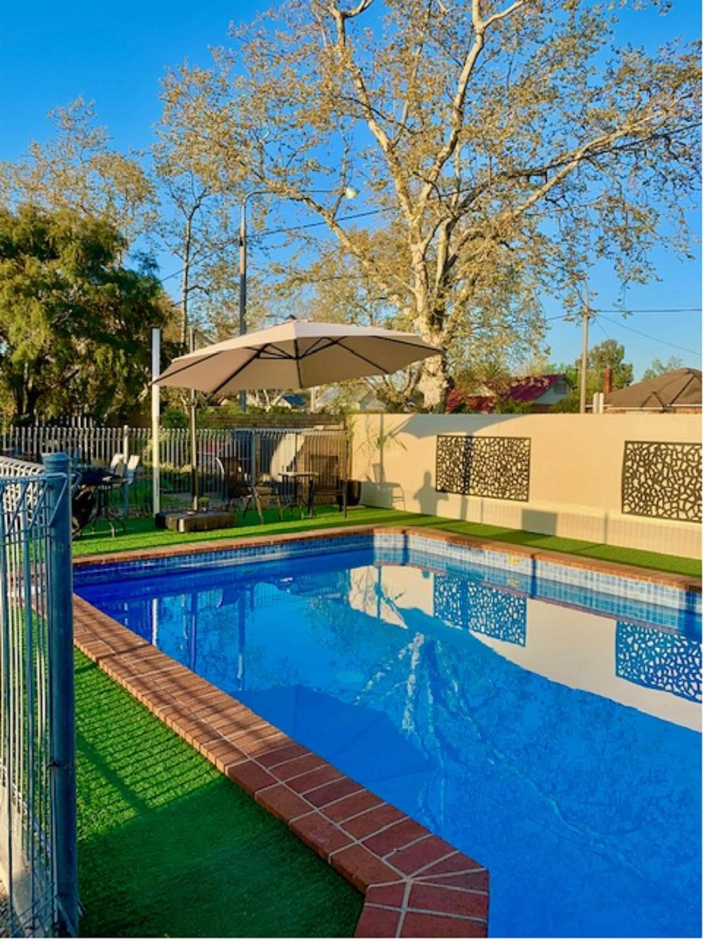 Swimming pool in Albury City Motel