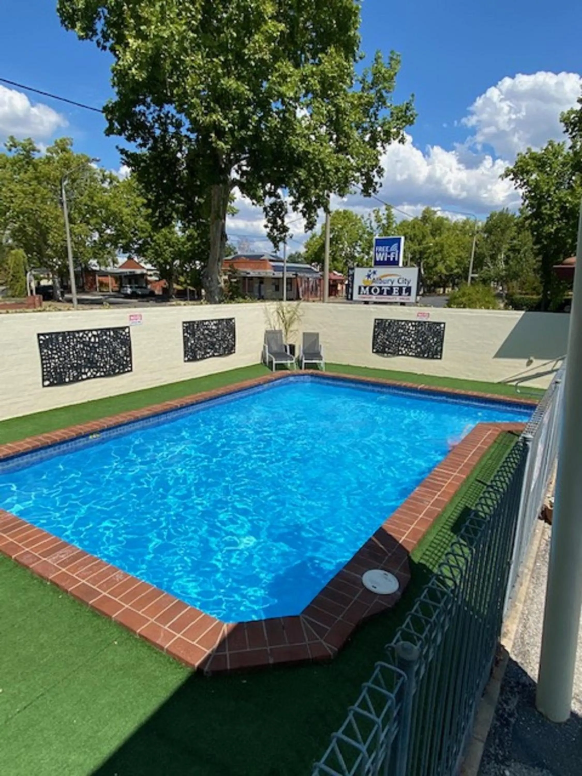 Swimming pool in Albury City Motel