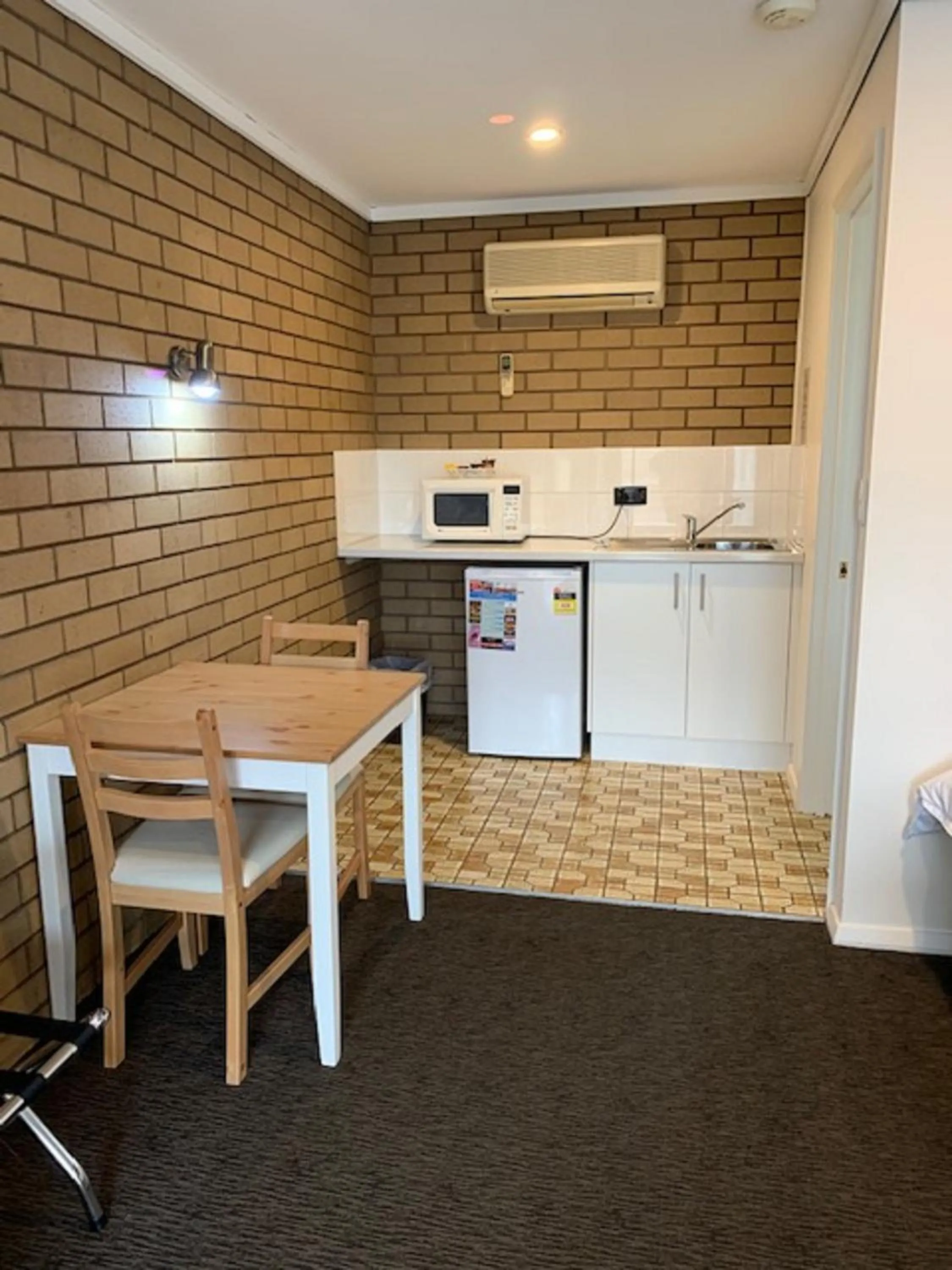 Kitchen or kitchenette in Albury City Motel