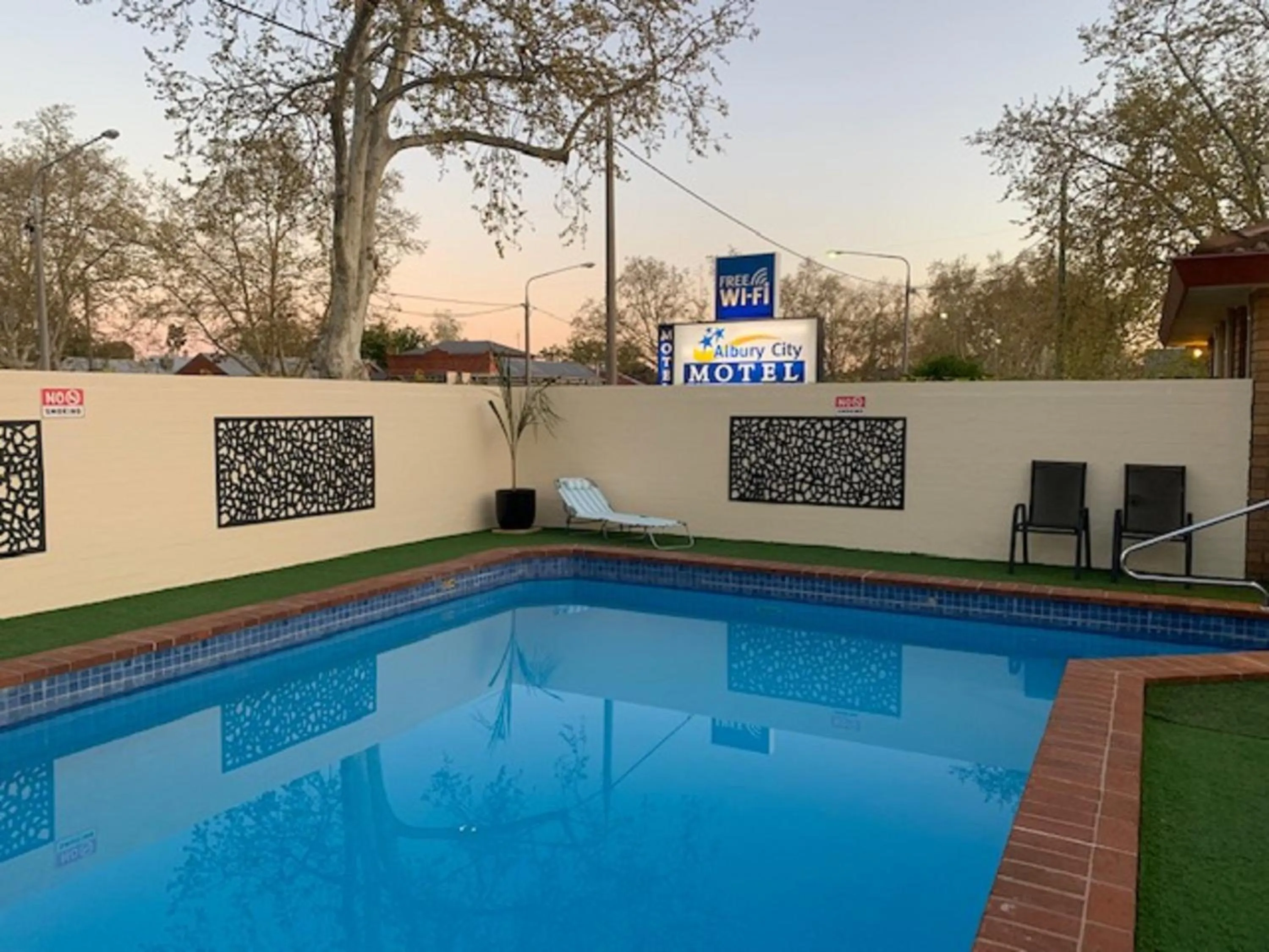Swimming pool in Albury City Motel