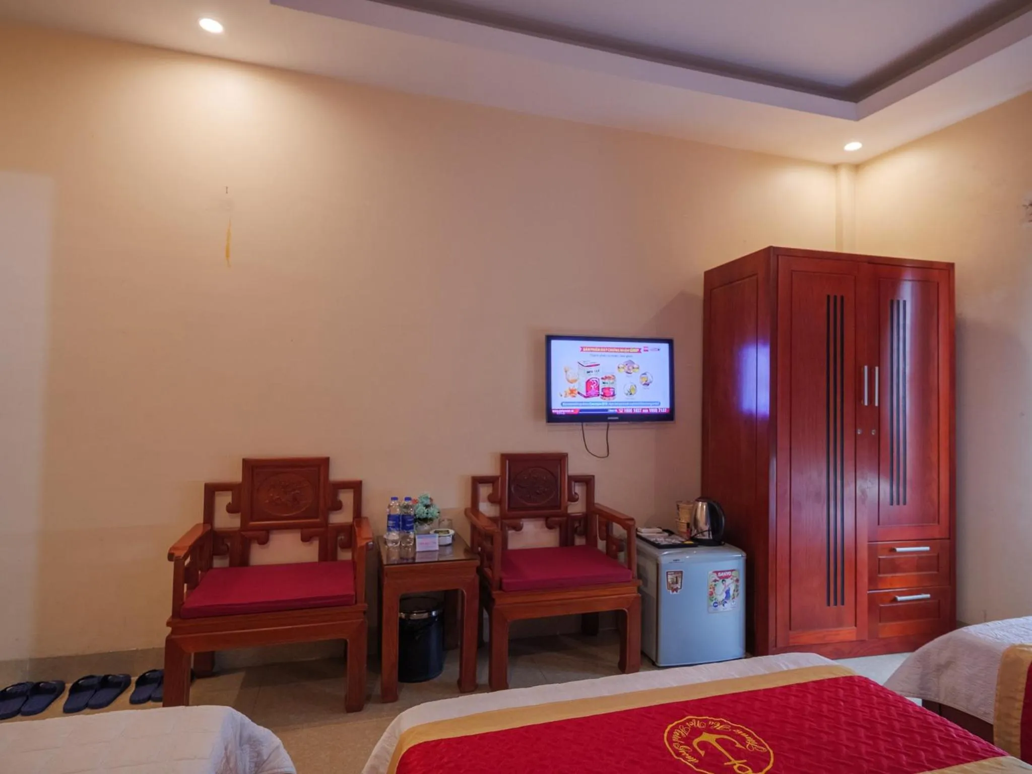 Communal lounge/ TV room in TITANIC HOTEL