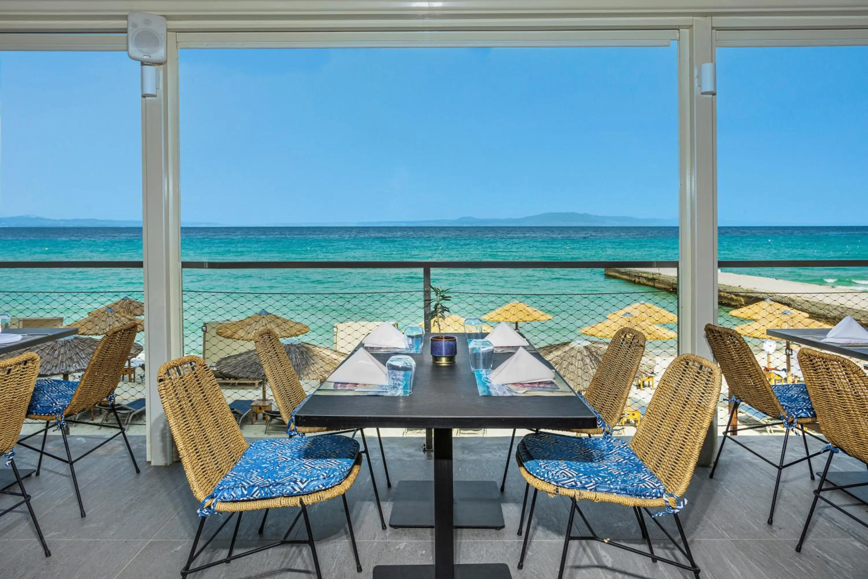 Restaurant/places to eat in Ammon Zeus Luxury Beach Hotel