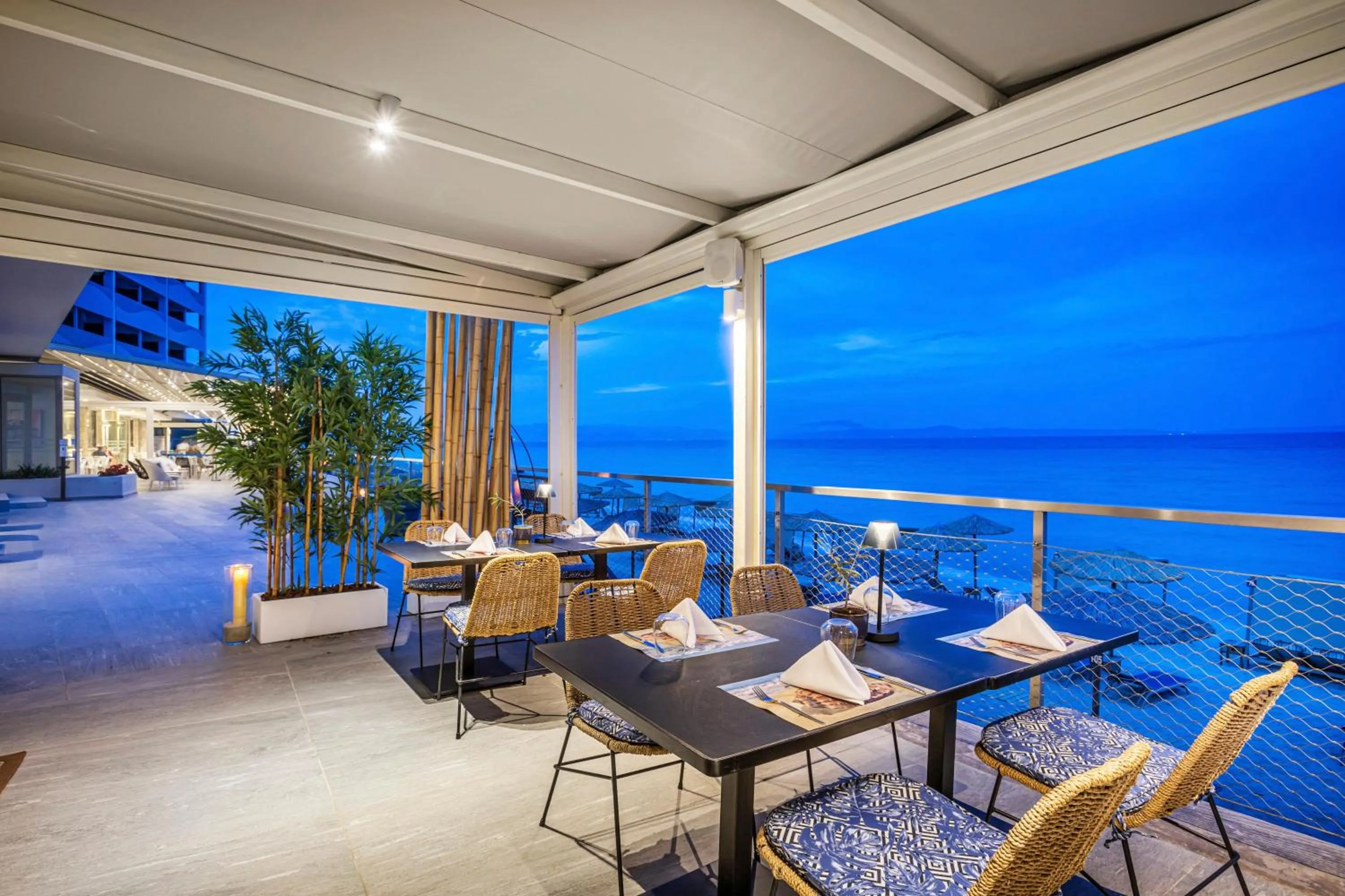 Restaurant/places to eat in Ammon Zeus Luxury Beach Hotel