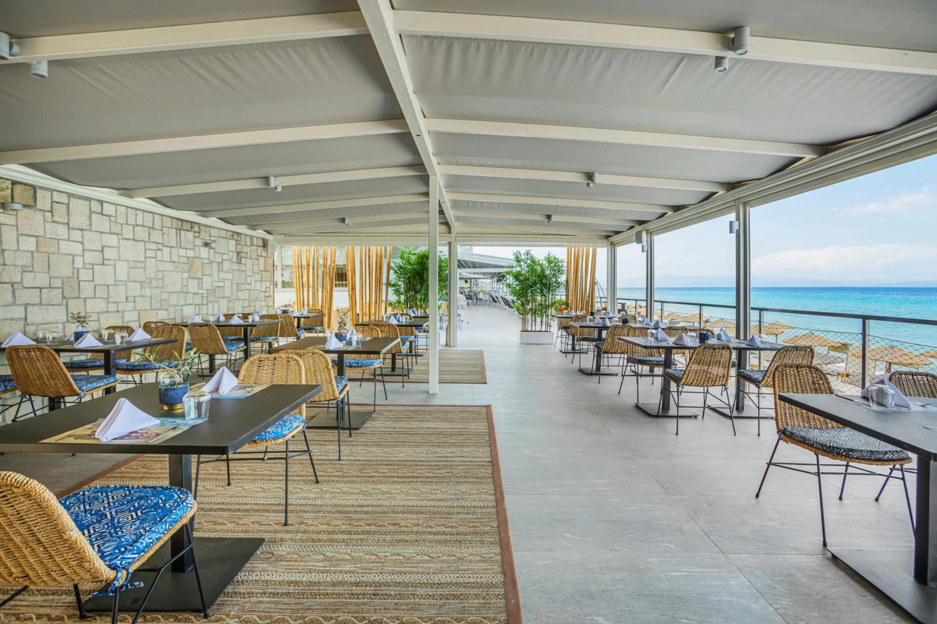 Restaurant/places to eat in Ammon Zeus Luxury Beach Hotel