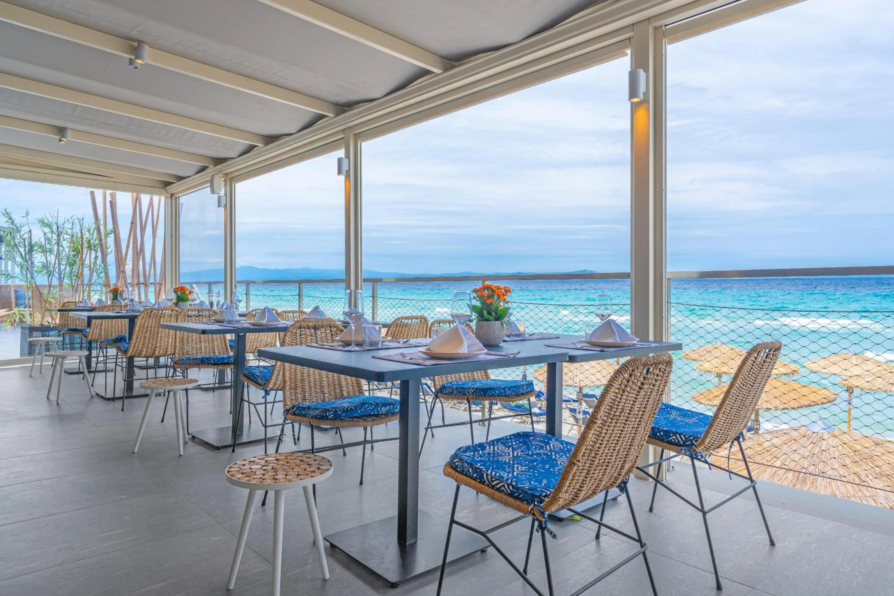 Restaurant/places to eat in Ammon Zeus Luxury Beach Hotel