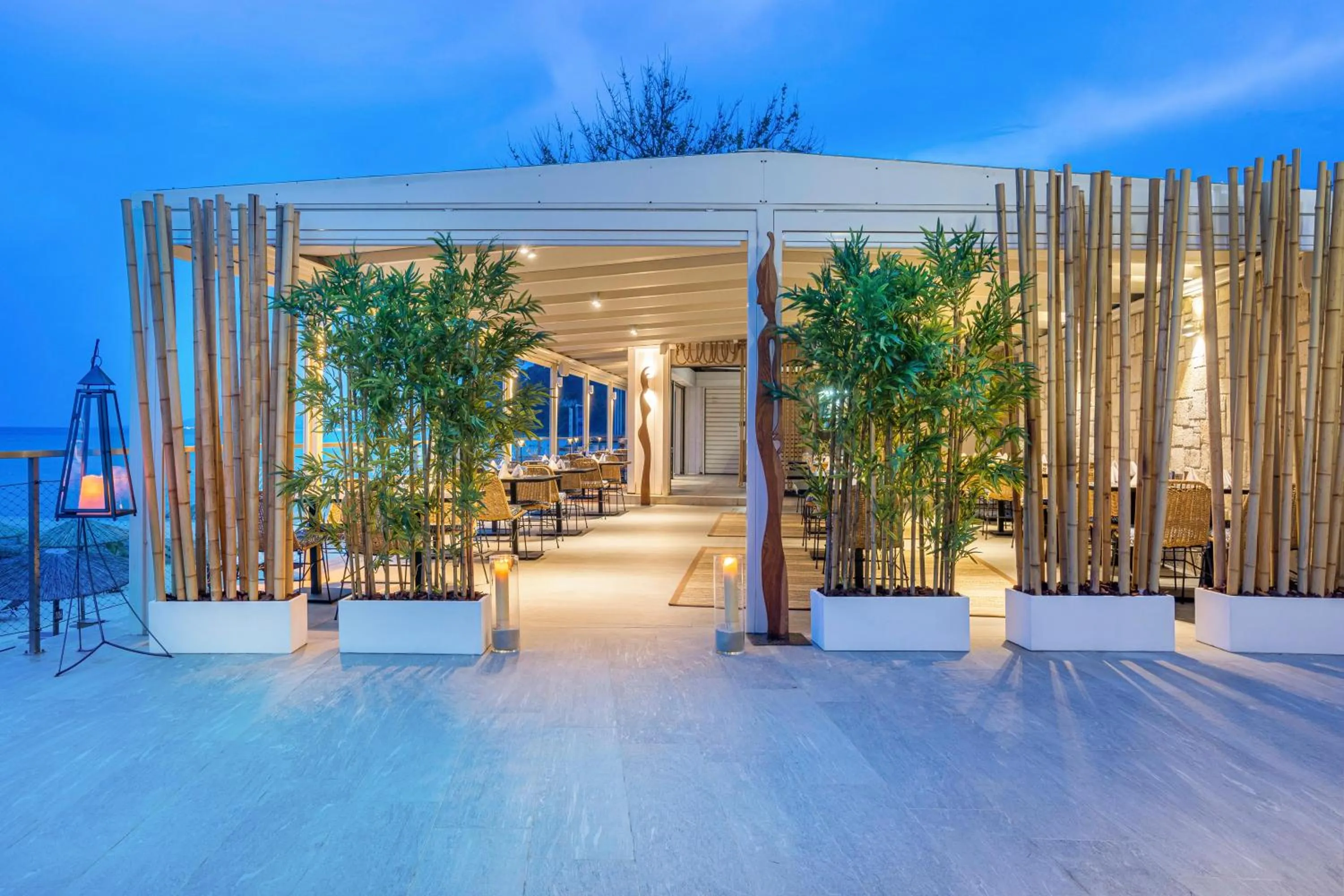 Restaurant/places to eat in Ammon Zeus Luxury Beach Hotel