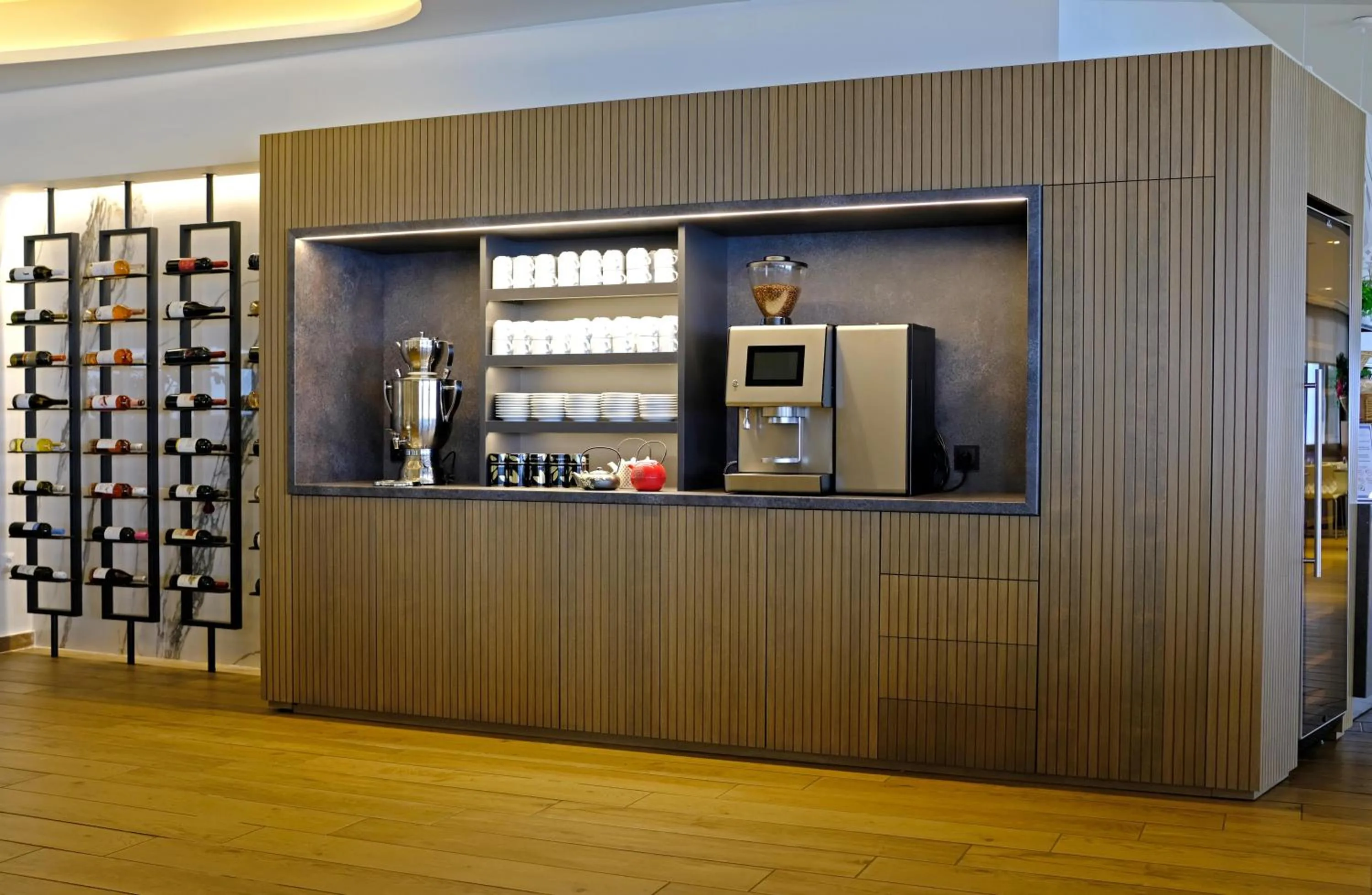 Restaurant/places to eat in Ammon Zeus Luxury Beach Hotel