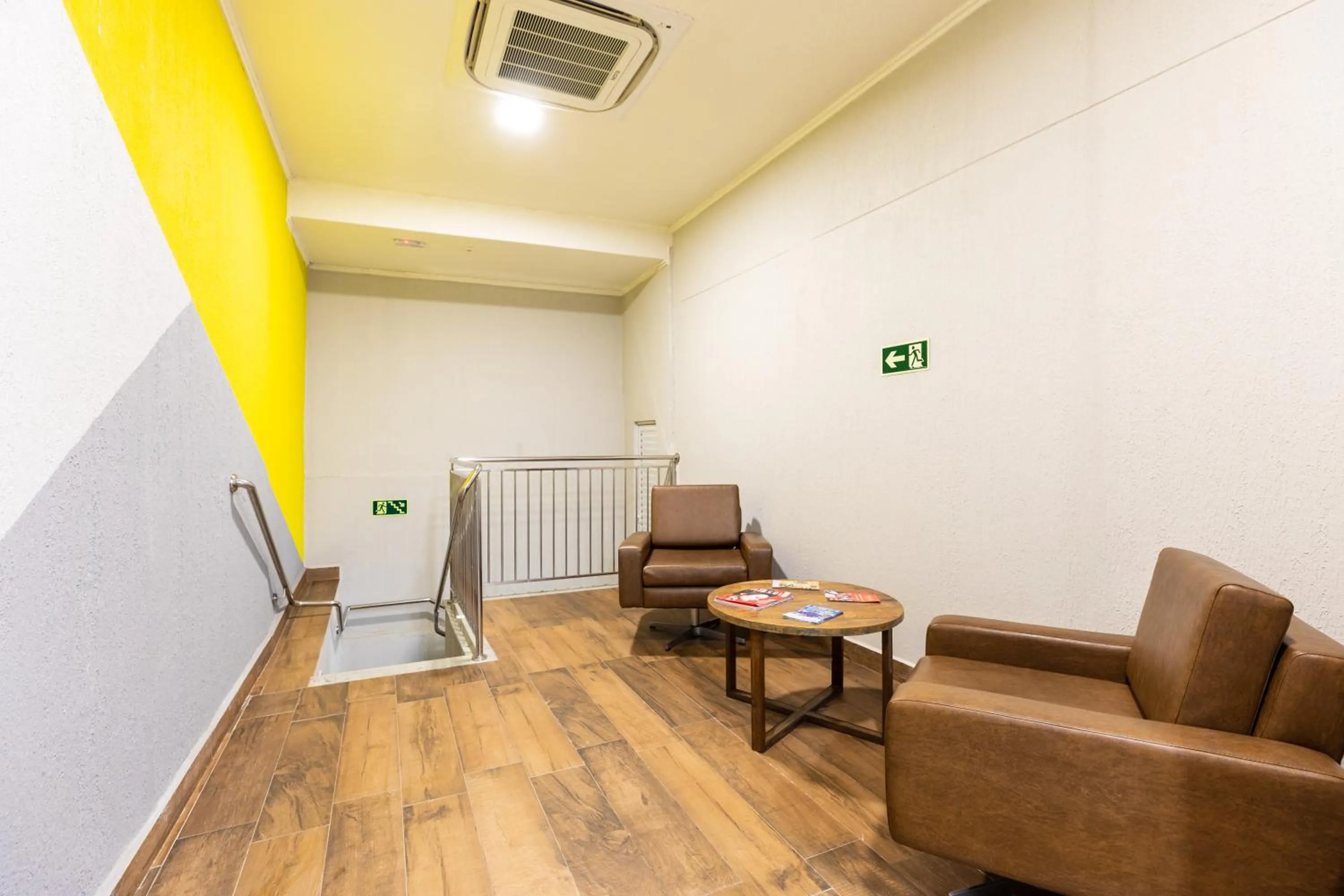 Seating area in Tarobá Express