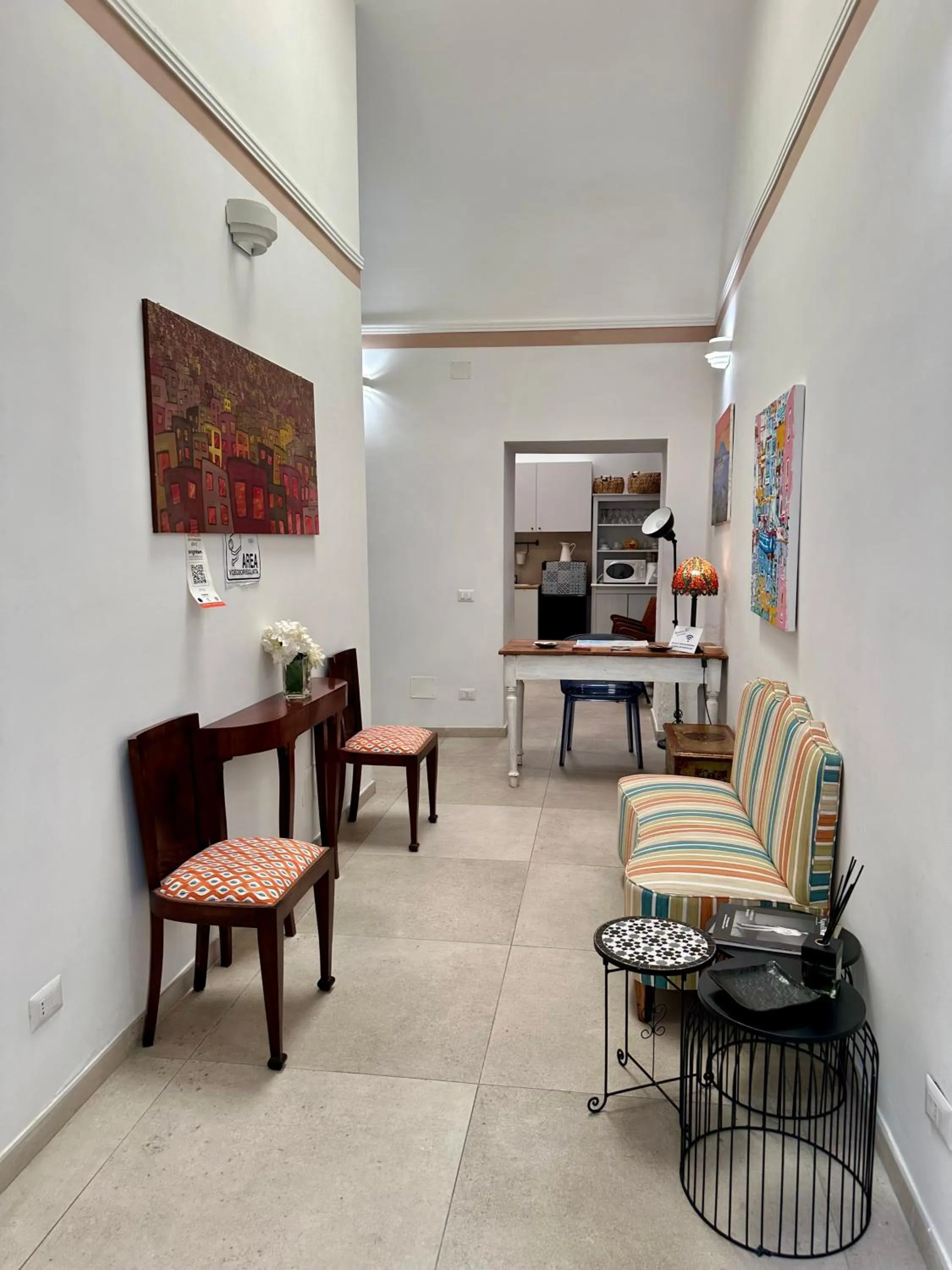 Seating area in Martucci 83