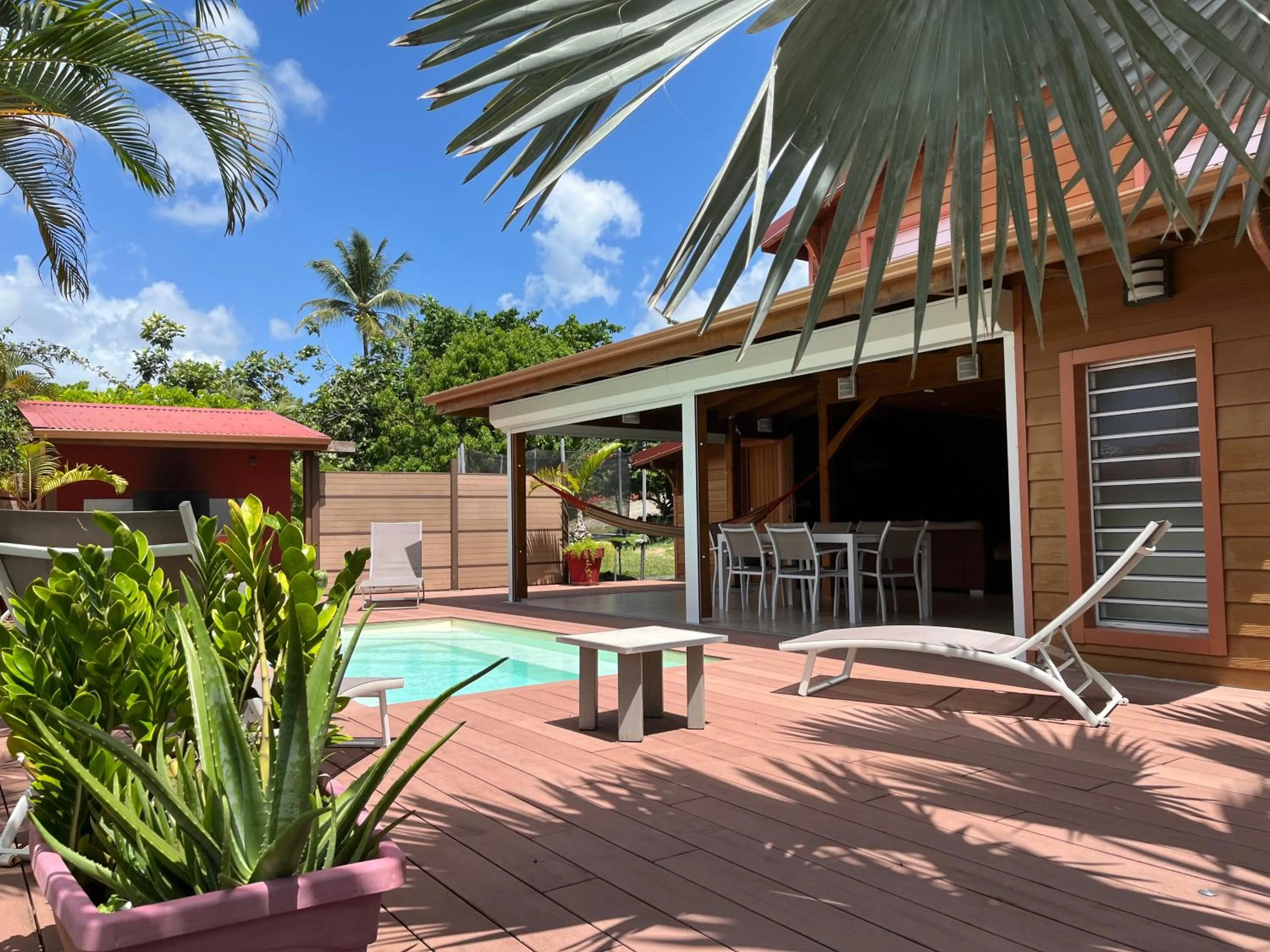 Villa neuve de standing en bois avec piscine