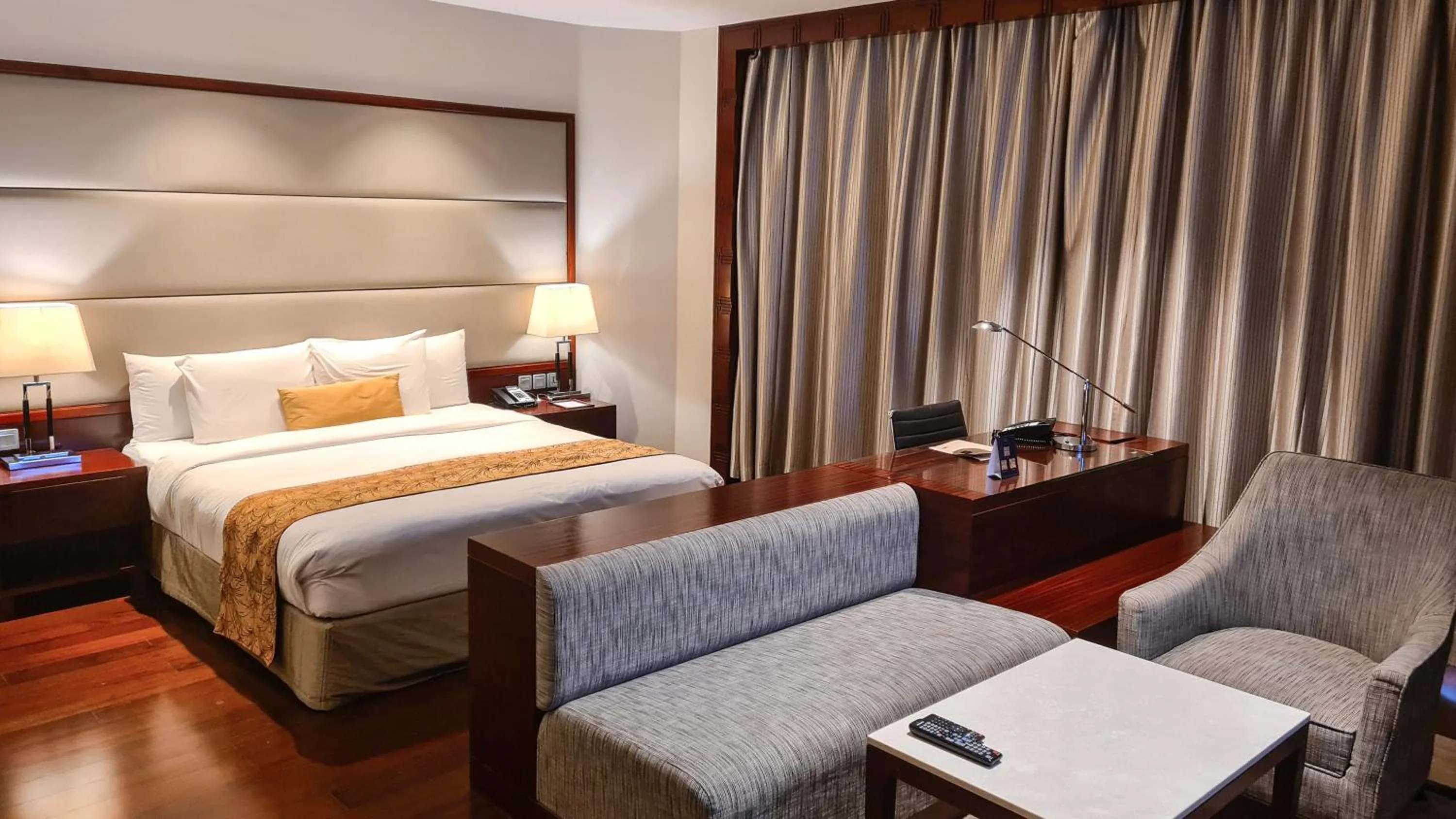 Photo of the whole room, Bed in Crowne Plaza Kochi by IHG