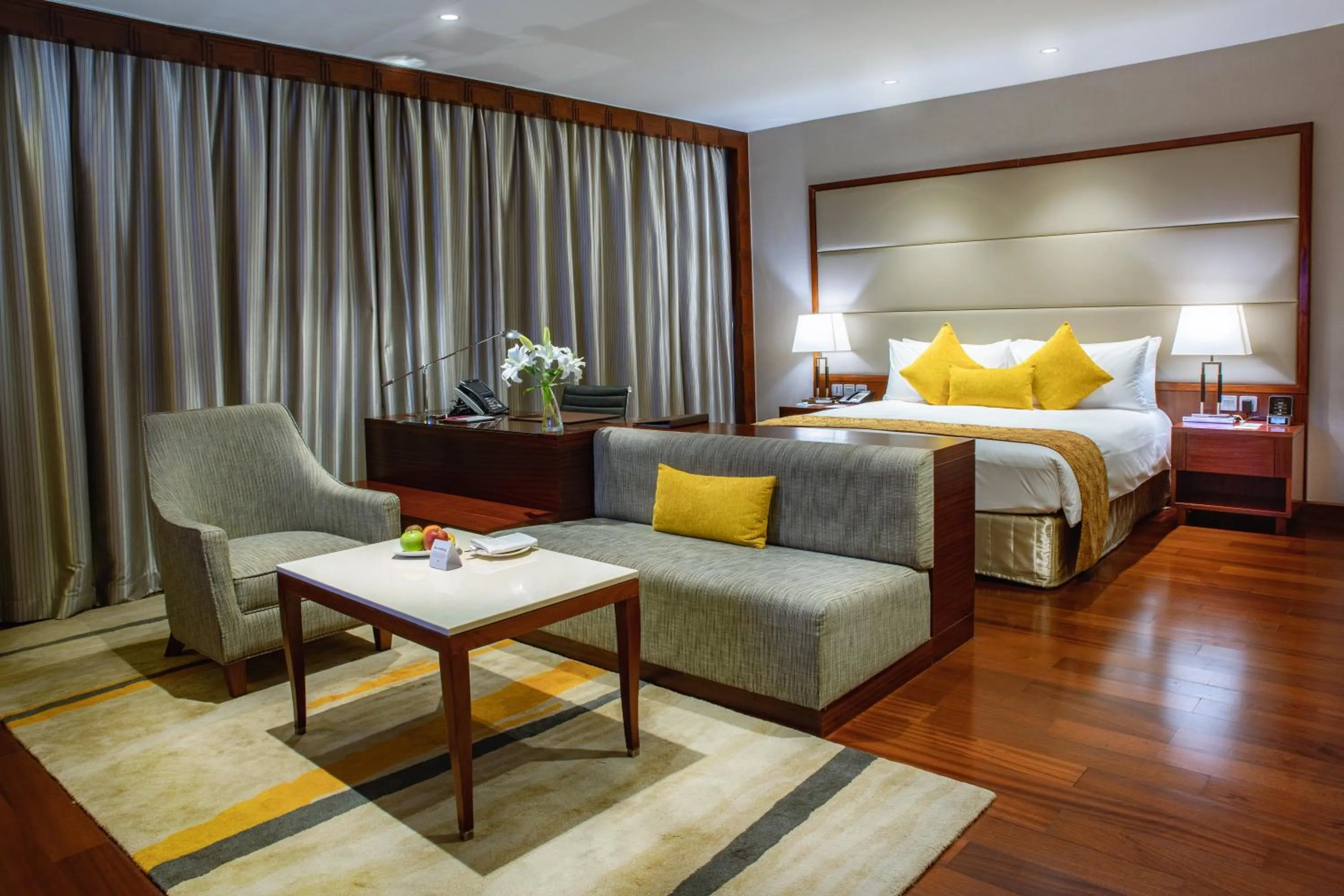 Photo of the whole room, Bed in Crowne Plaza Kochi by IHG