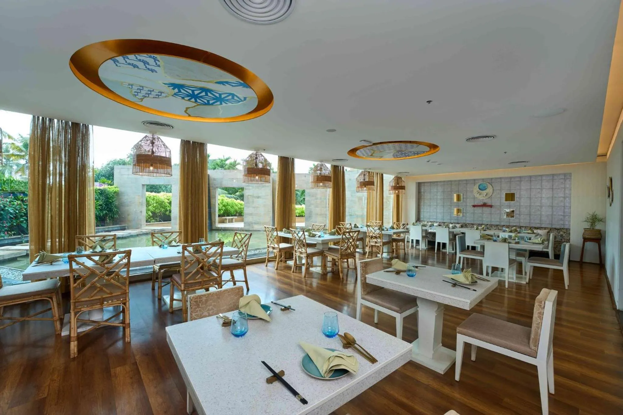 Restaurant/places to eat in Crowne Plaza Kochi by IHG