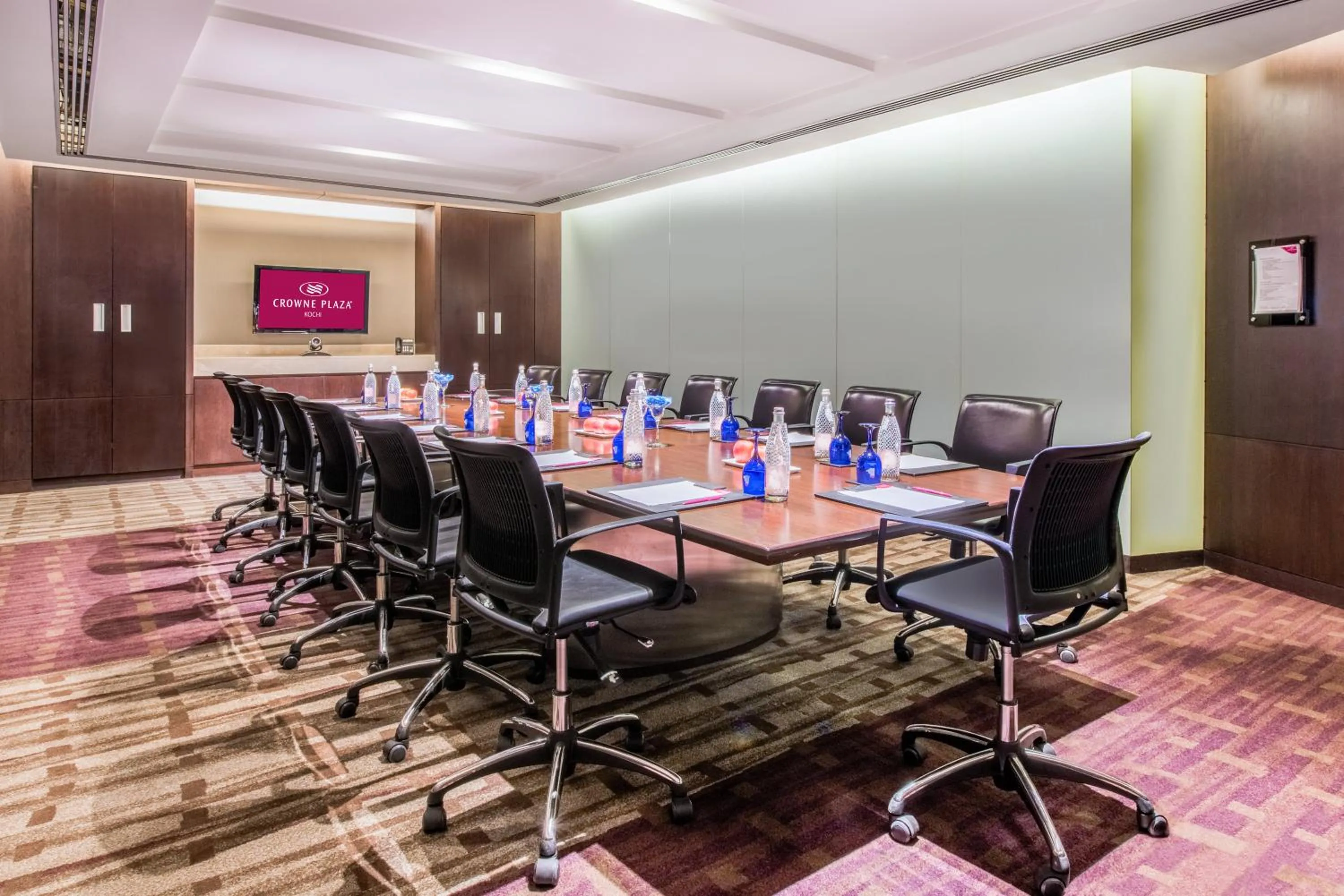 Meeting/conference room in Crowne Plaza Kochi by IHG