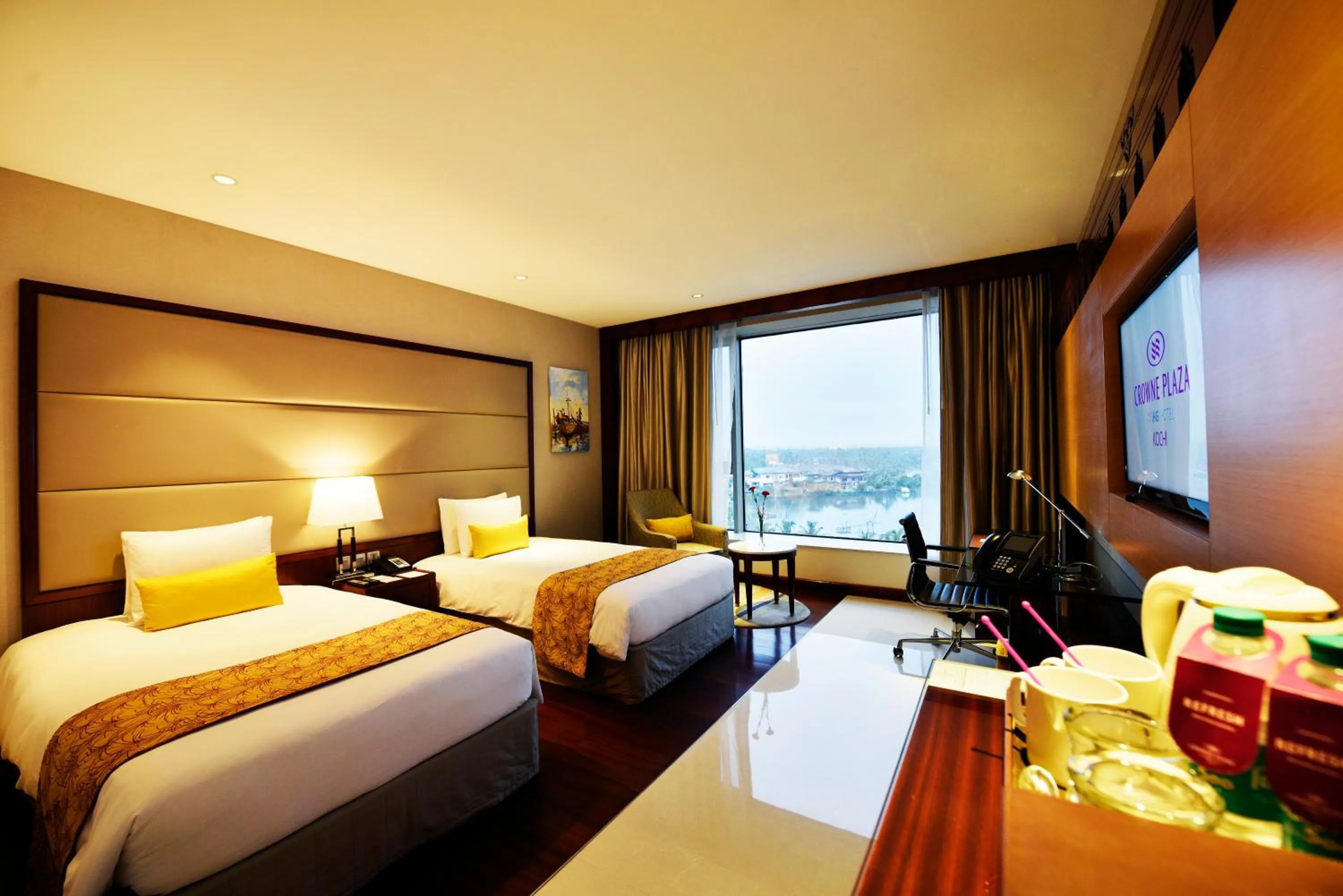 Photo of the whole room, Bed in Crowne Plaza Kochi by IHG