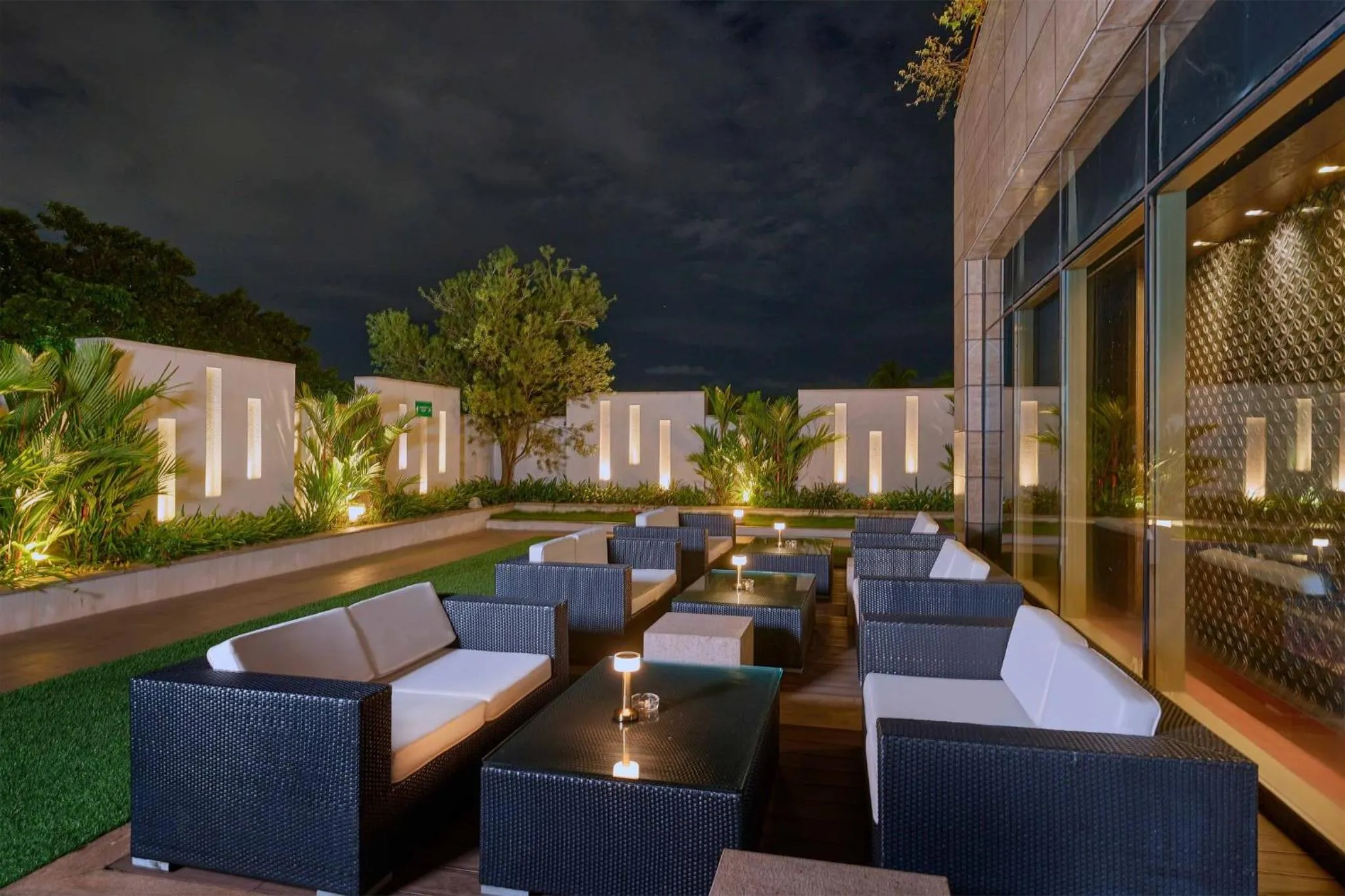 Lounge or bar in Crowne Plaza Kochi by IHG