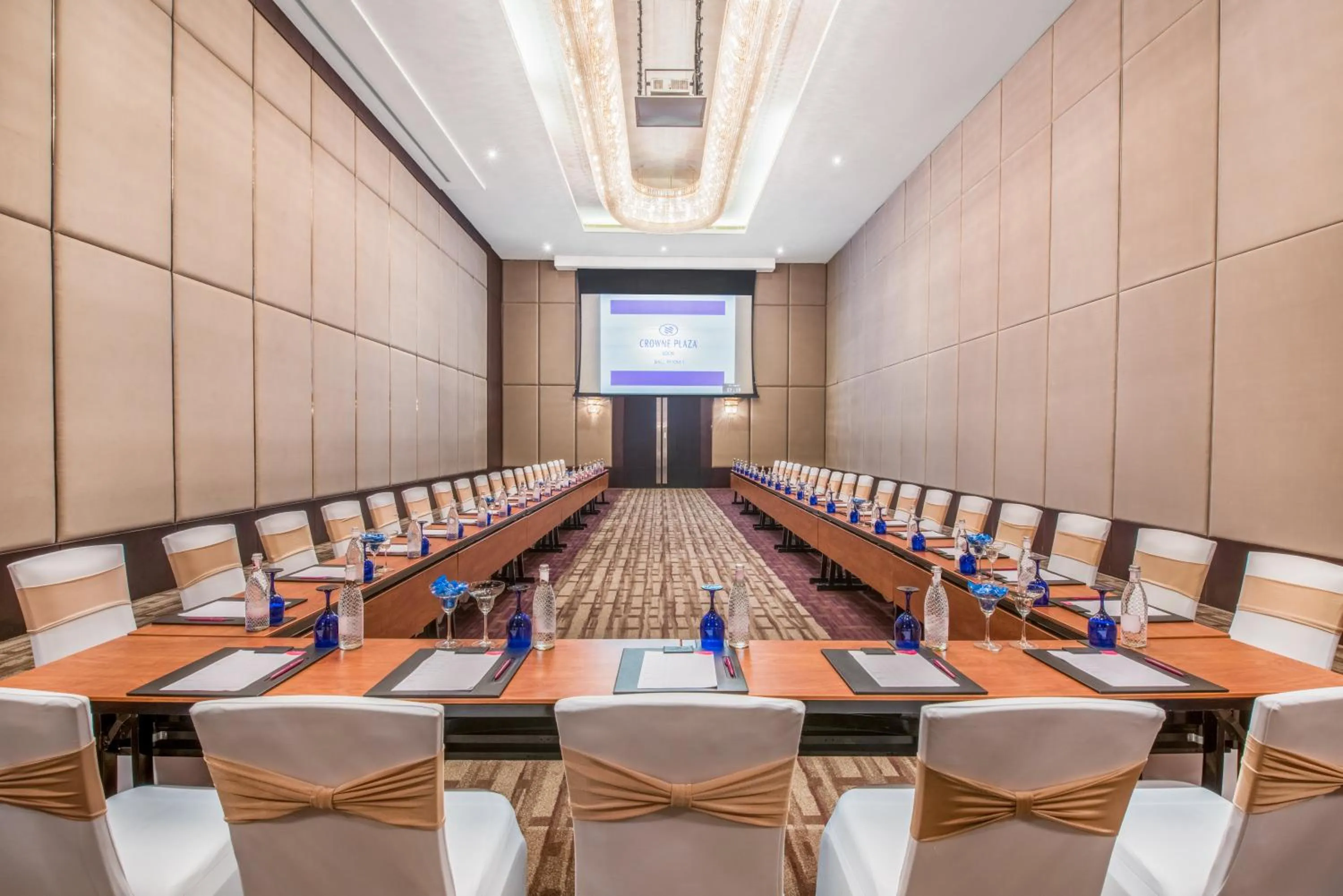 Meeting/conference room in Crowne Plaza Kochi by IHG