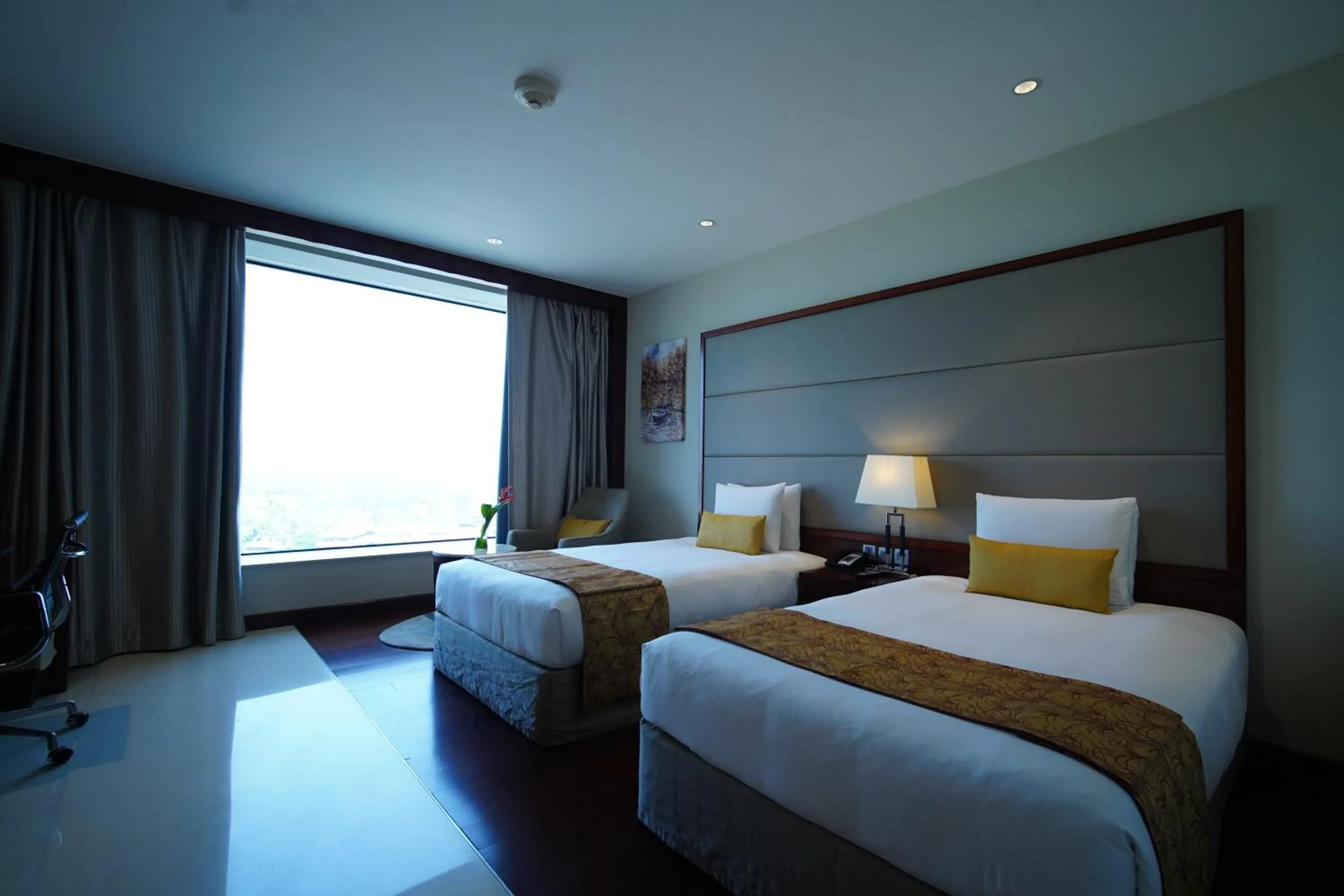 Photo of the whole room, Bed in Crowne Plaza Kochi by IHG