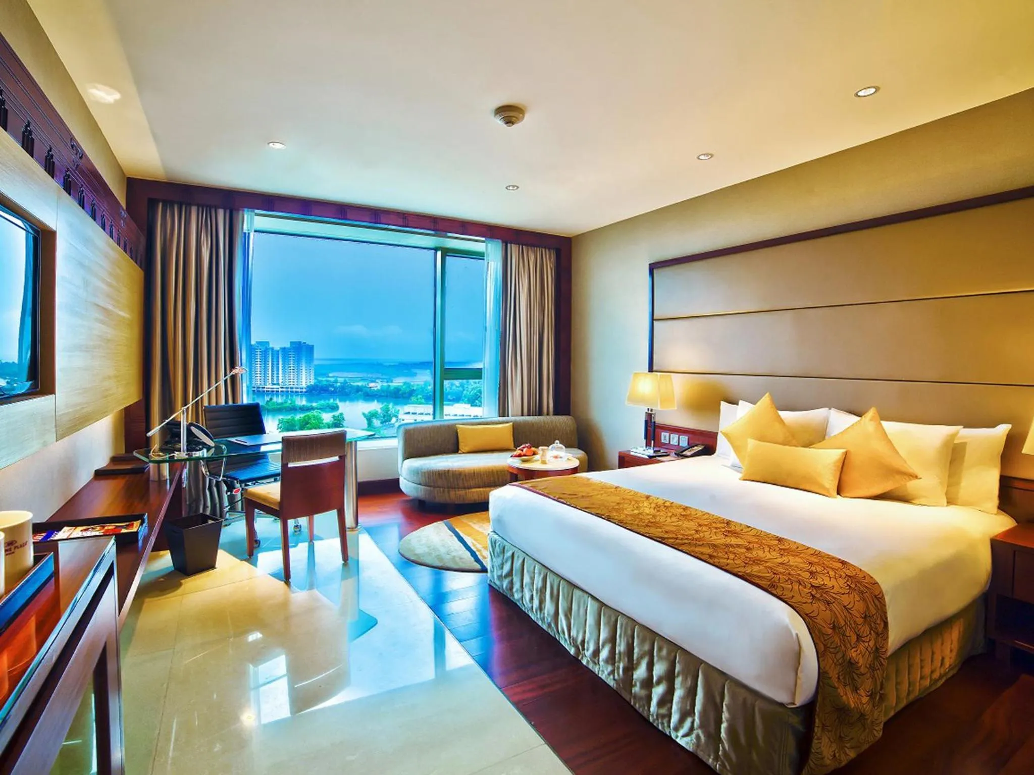 Shower, Bed in Crowne Plaza Kochi by IHG