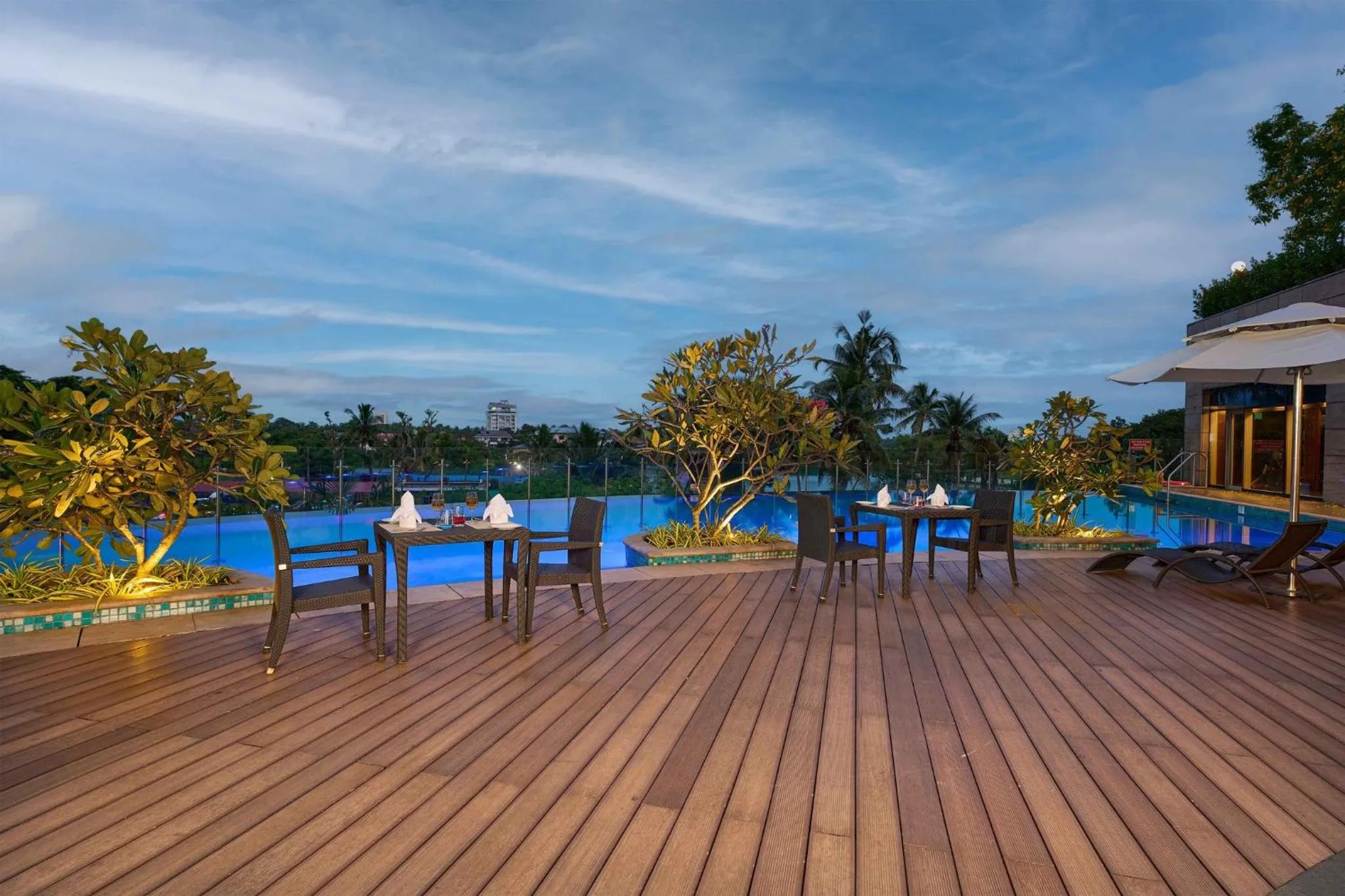 Restaurant/places to eat in Crowne Plaza Kochi by IHG