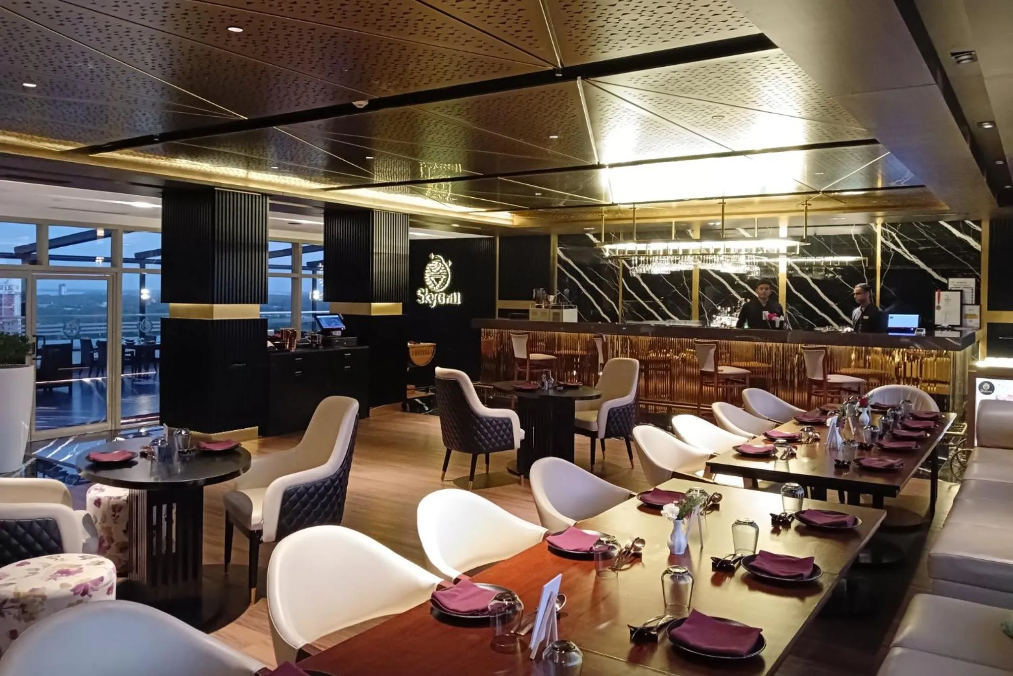 Restaurant/places to eat in Crowne Plaza Kochi by IHG