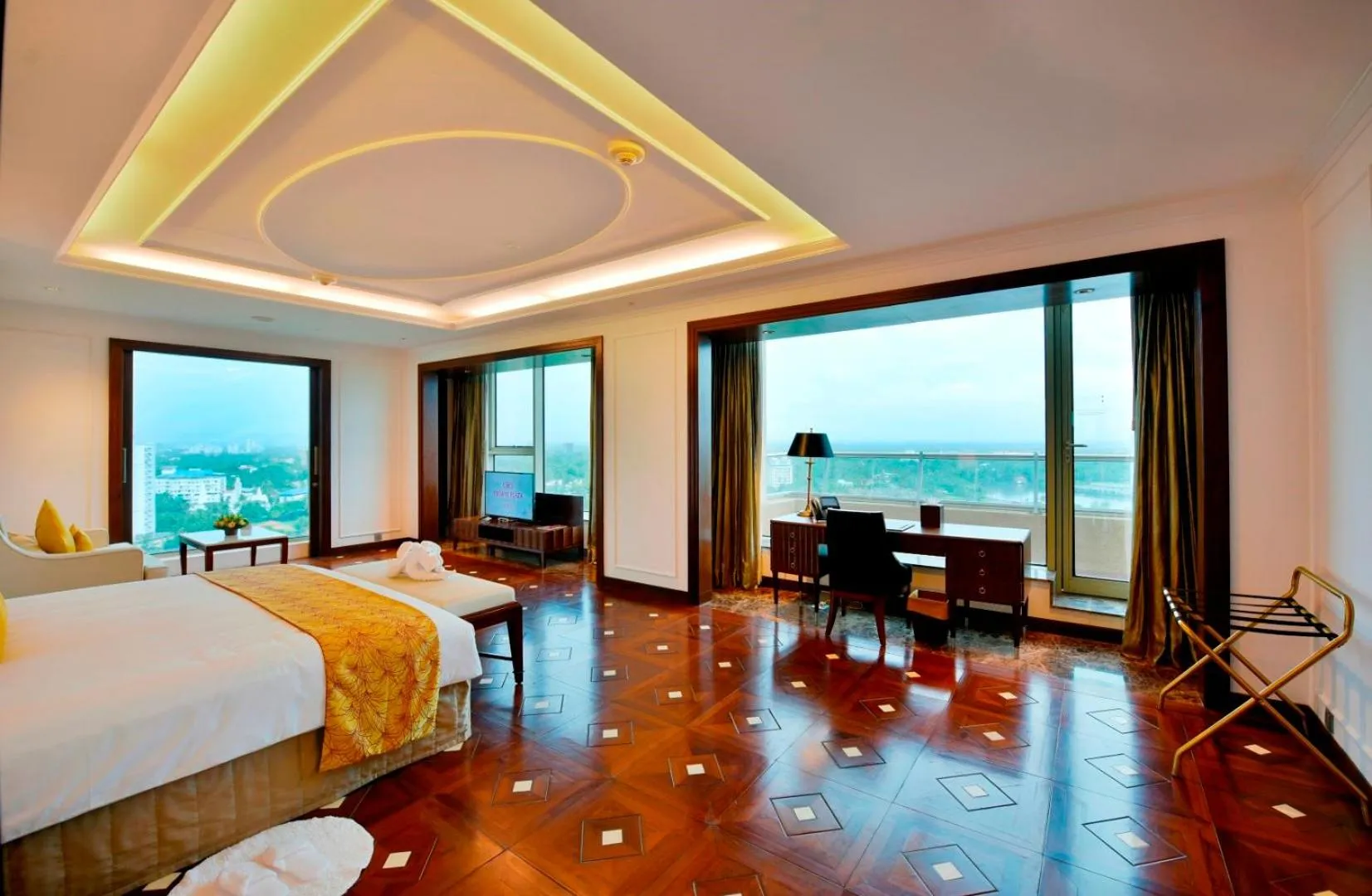 Bed in Crowne Plaza Kochi by IHG